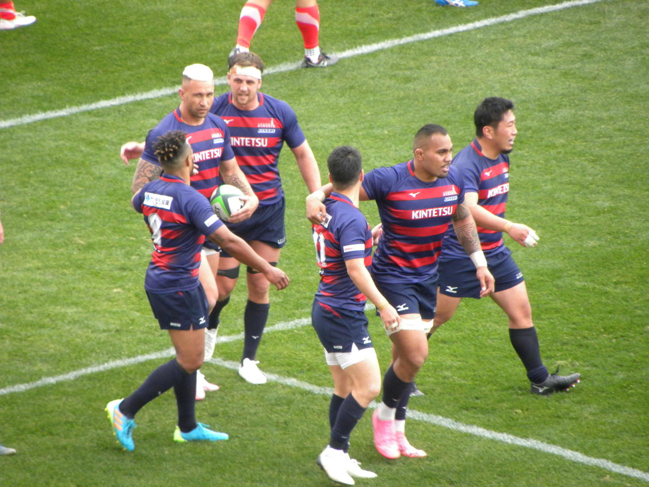 前半にトライし、喜ぶSOクーパー（左から2人目）ら近鉄の選手たち（撮影・松本航）