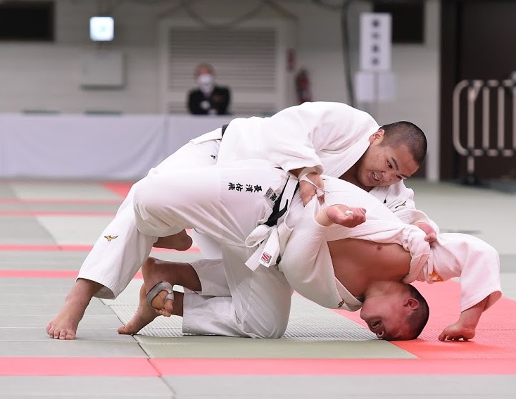 決勝で攻め込む藤本偉央（左）（代表撮影）