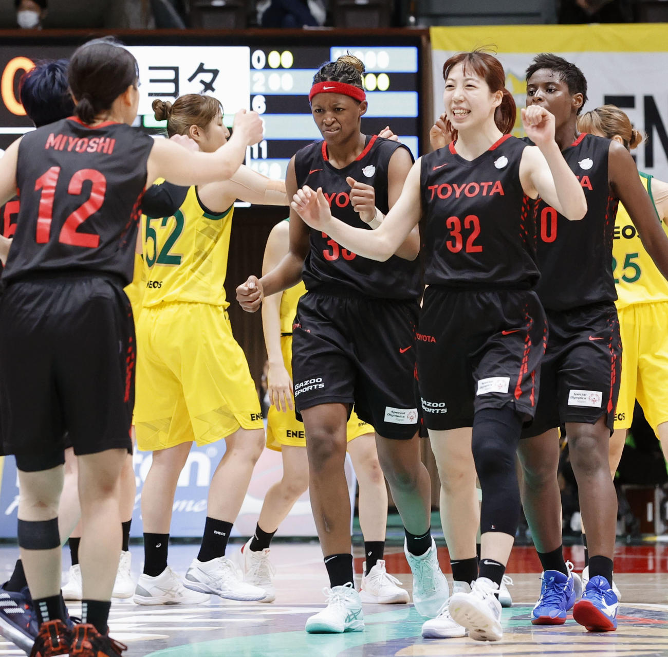 第1戦でENEOSに勝利し、笑顔を見せるトヨタ自動車の永田ら（共同）