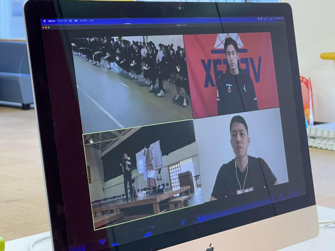 画面に映し出された夢講座の様子。左上は賤機中の生徒ら、右上はベルテックス静岡の村越、右下は川崎の青木（ベルテックス静岡提供）
