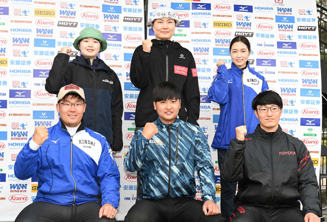 アーチェリーの東京五輪代表に決まり、笑顔でガッツポーズする選手たち。前列左から古川、河田、武藤、後列左から中村、早川、山内（撮影・鈴木みどり）