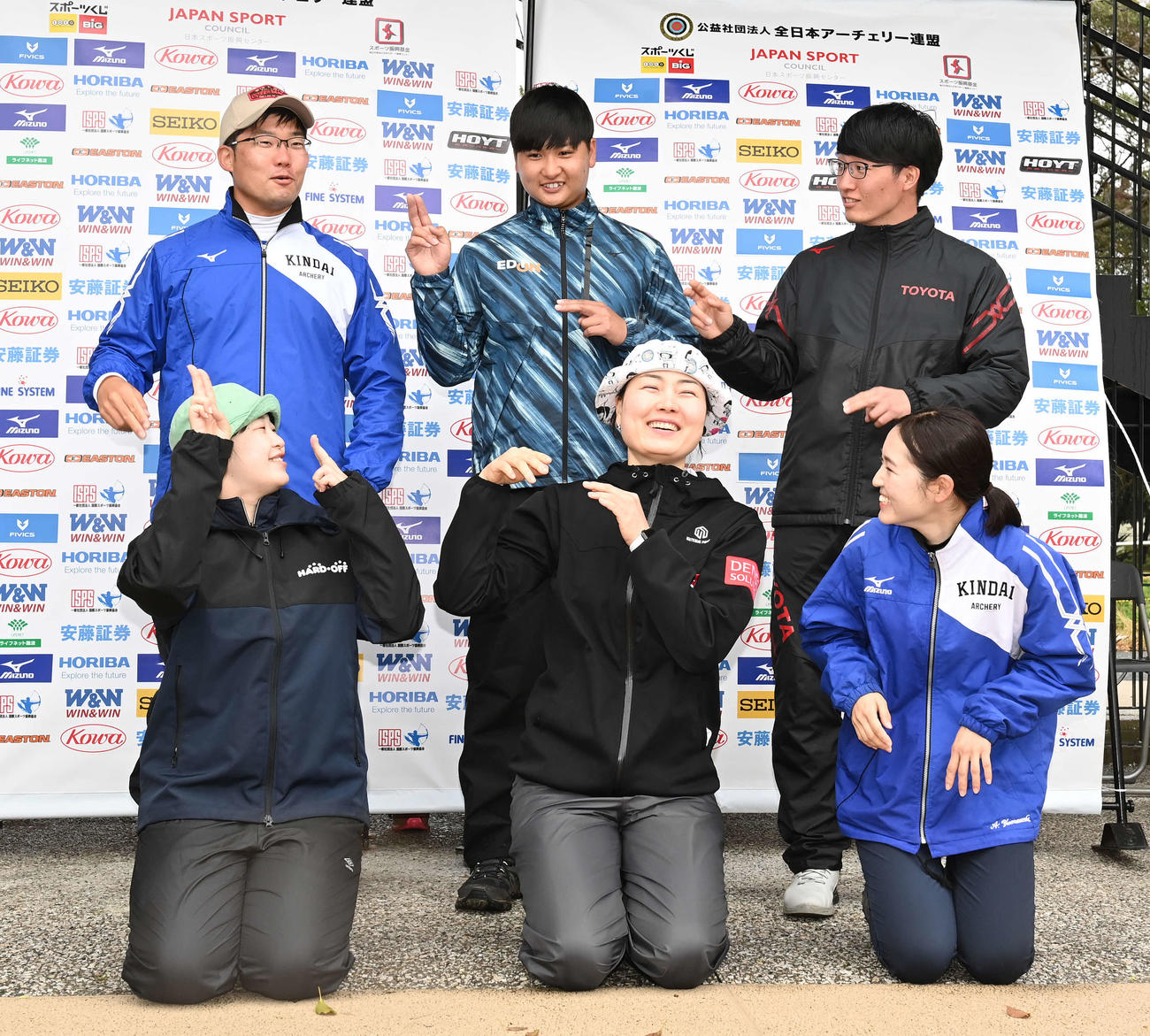 アーチェリーの東京五輪代表に決まり、カメラマンからの無茶ぶりに笑顔の選手たち。前列左から中村、早川、山内、後列左から古川、河田、武藤（撮影・鈴木みどり）