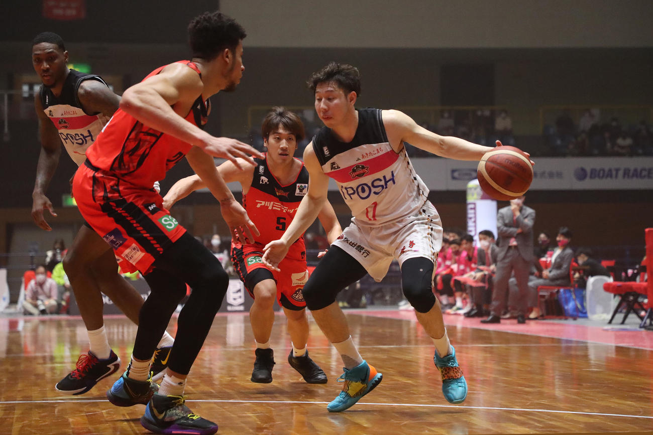 三遠対秋田　第1Q、ドリブルする秋田中山（右）（C)B.LEAGUE