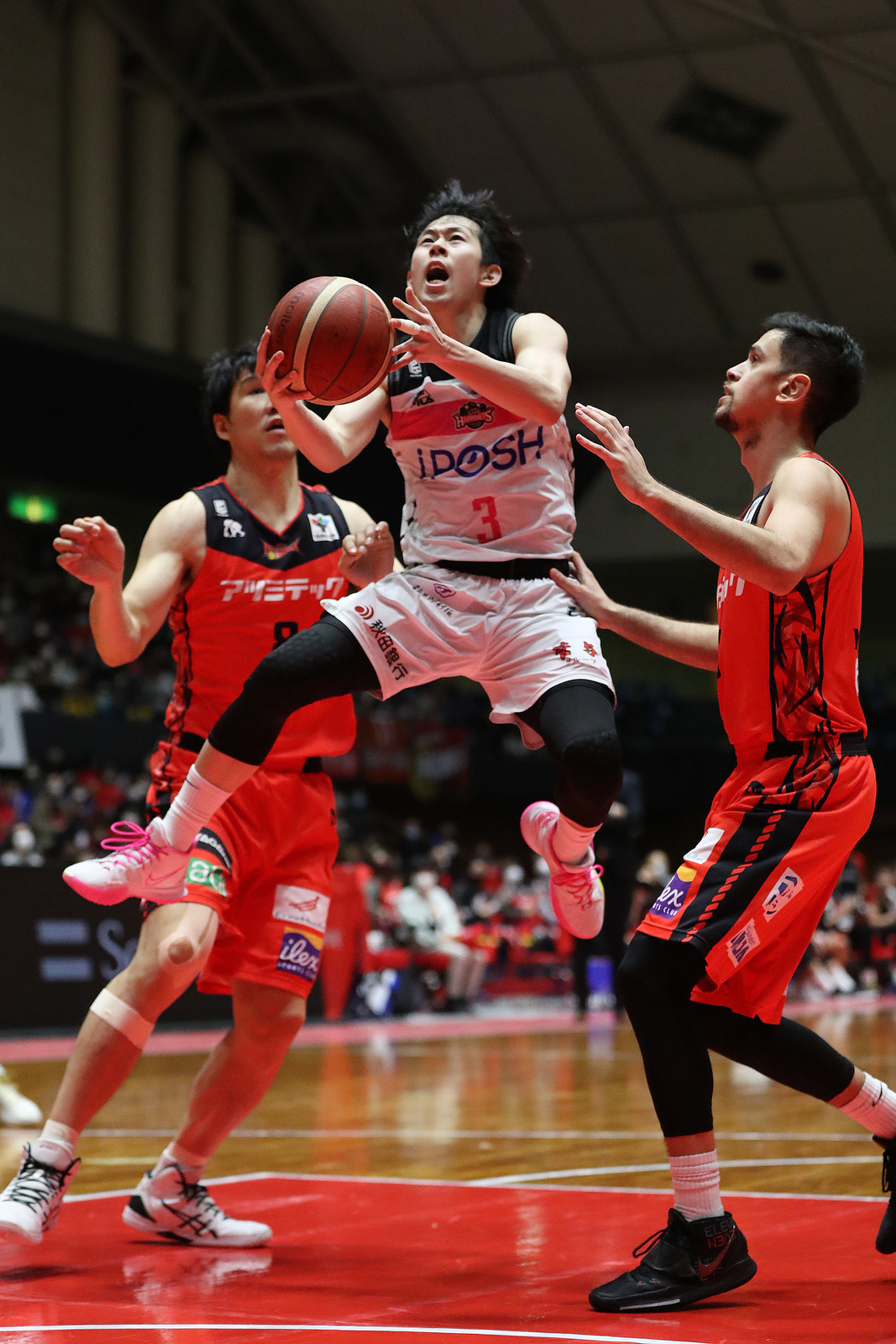 三遠対秋田　第3Q、シュートする秋田大浦（中央）（C)B.LEAGUE