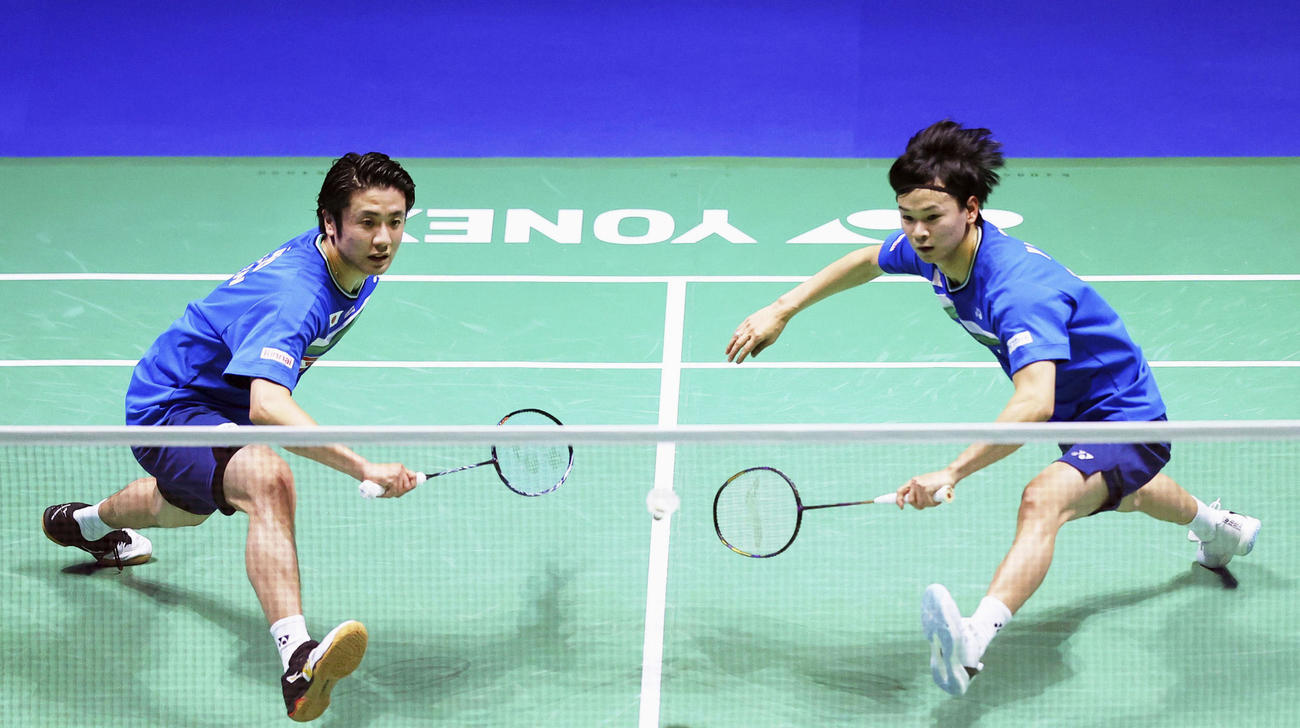 男子ダブルス決勝でプレーする遠藤（左）、渡辺組（共同）