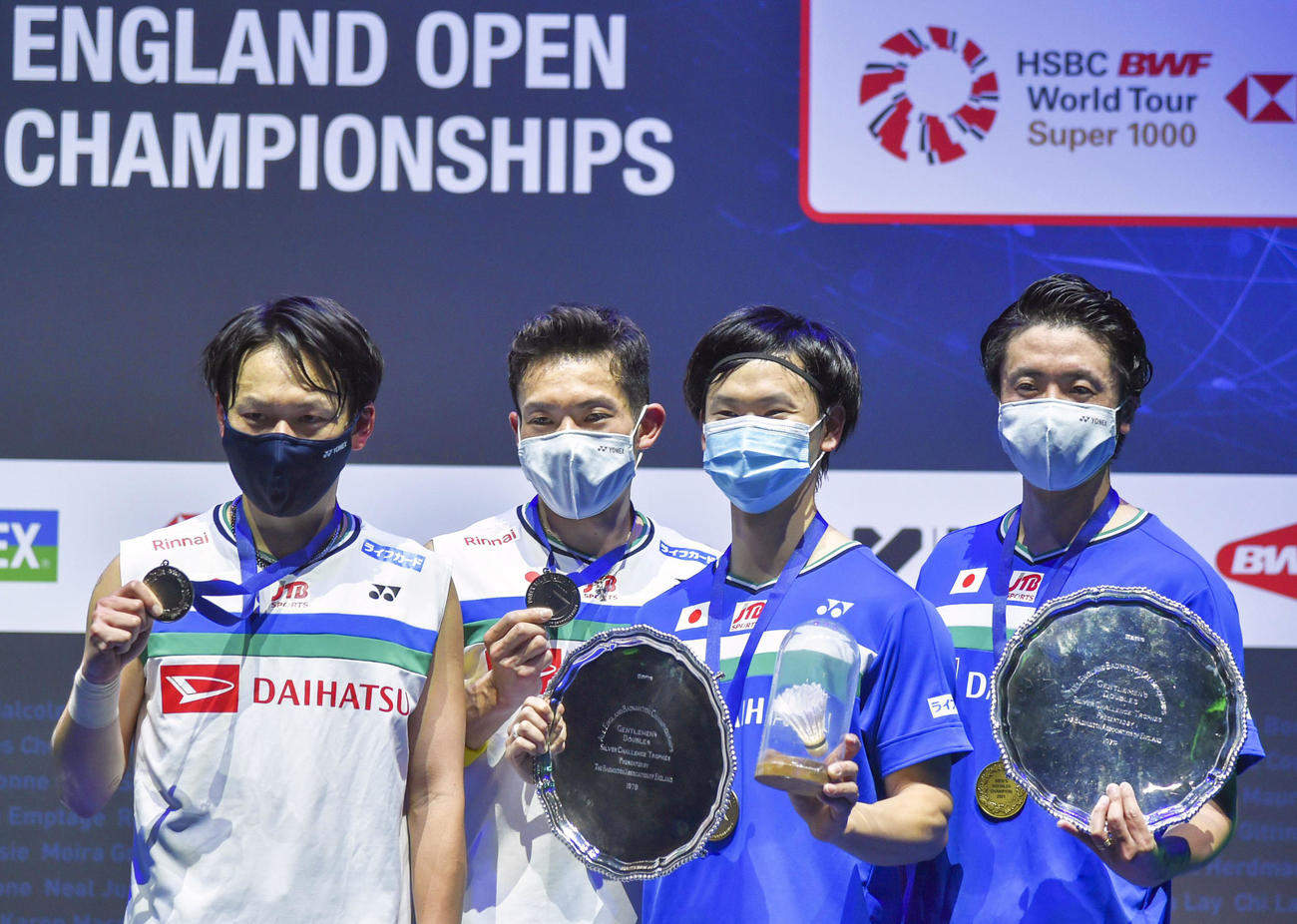 男子ダブルスで優勝した（右から）遠藤、渡辺組、2位の園田、嘉村組（AP＝共同）