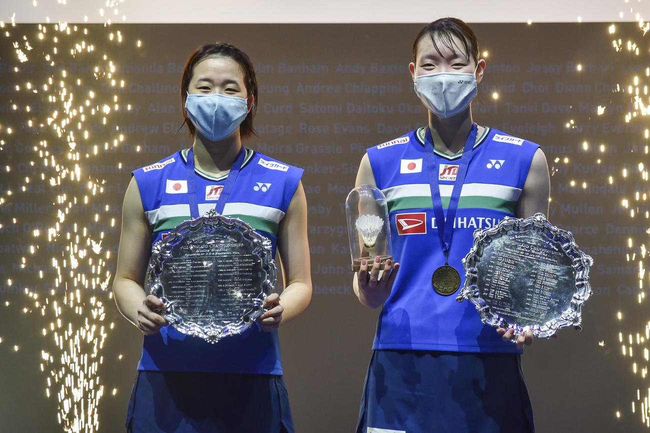 女子ダブルスで優勝した永原和可那（左）と松本麻佑のペア（AP）