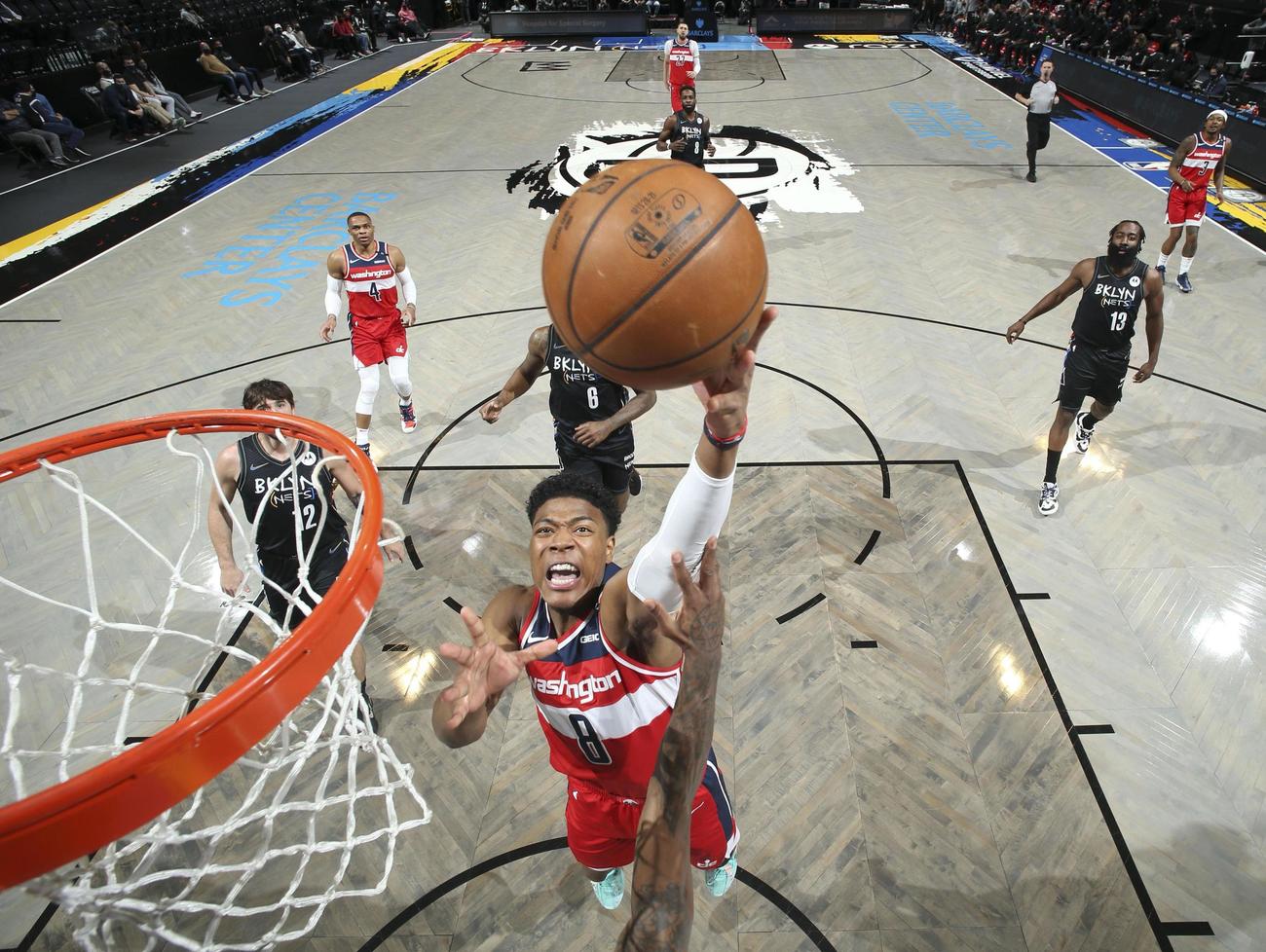 ネッツ戦でシュートを狙うウィザーズの八村（NBAE提供・ゲッティ＝共同）