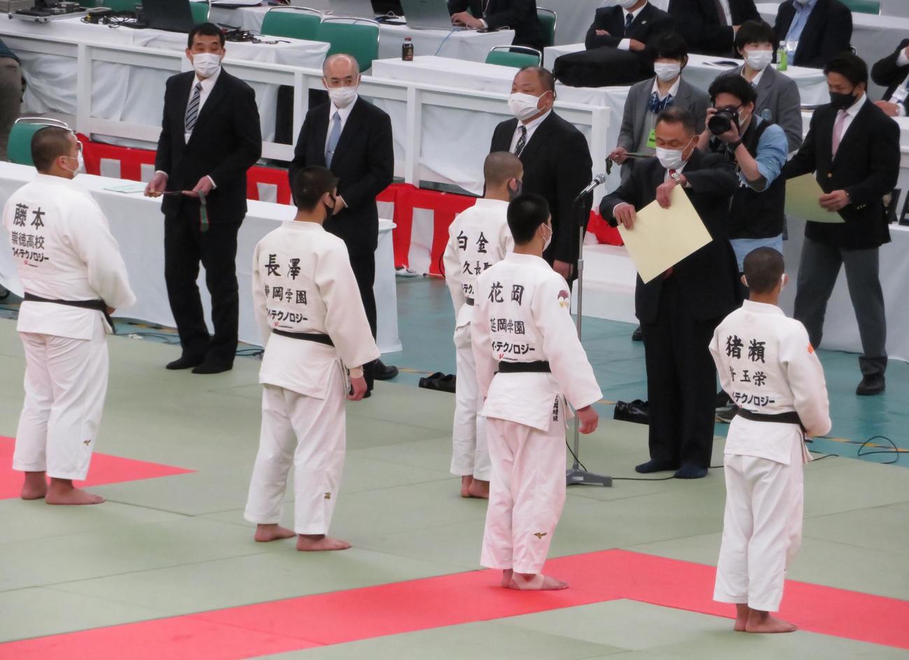 表彰式に参加する各階級の優勝選手たち（撮影・峯岸佑樹）