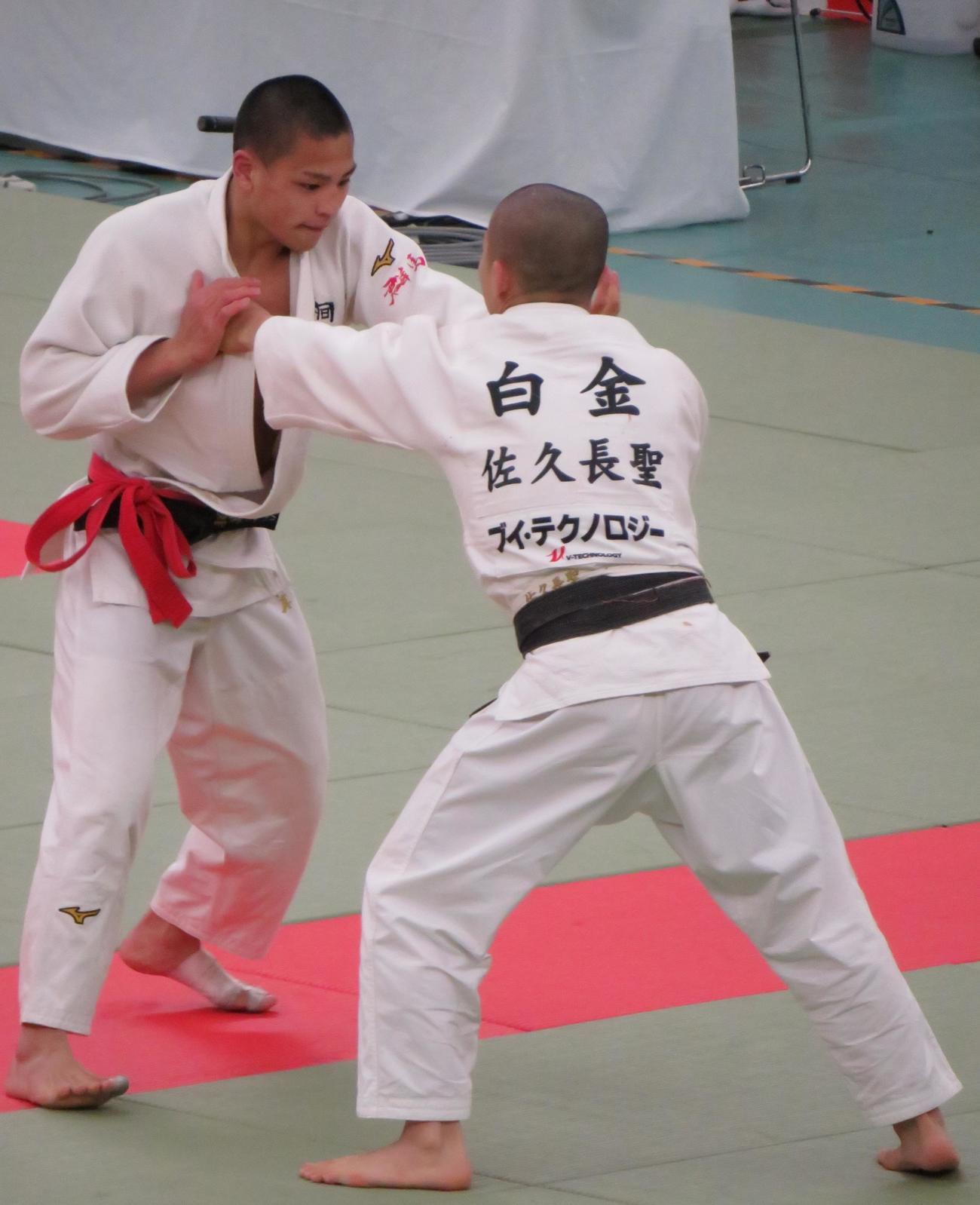 男子60キロ級決勝で激しく組み合う選手たち（撮影・峯岸佑樹）
