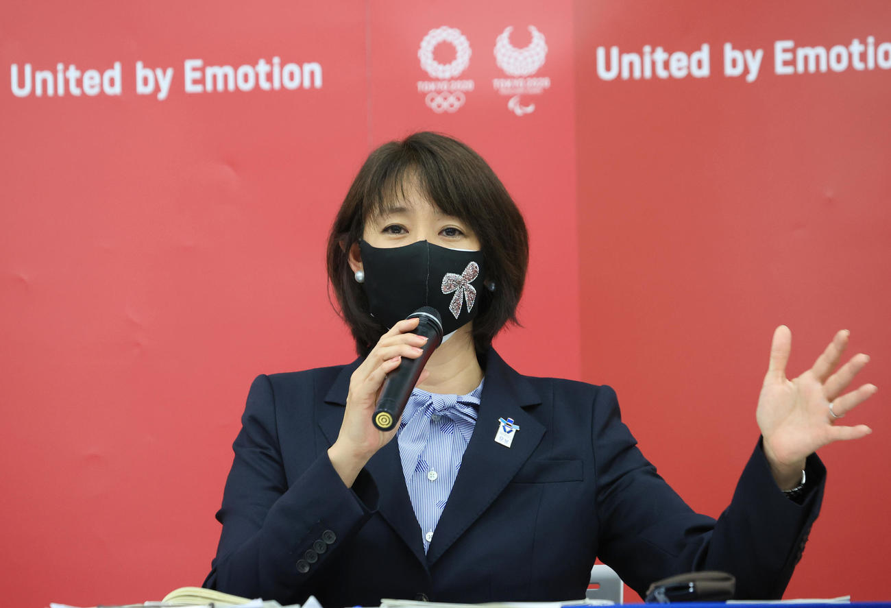 東京五輪・パラリンピック大会組織委員会の理事会後に会見に臨む小谷スポーツディレクター(代表撮影)