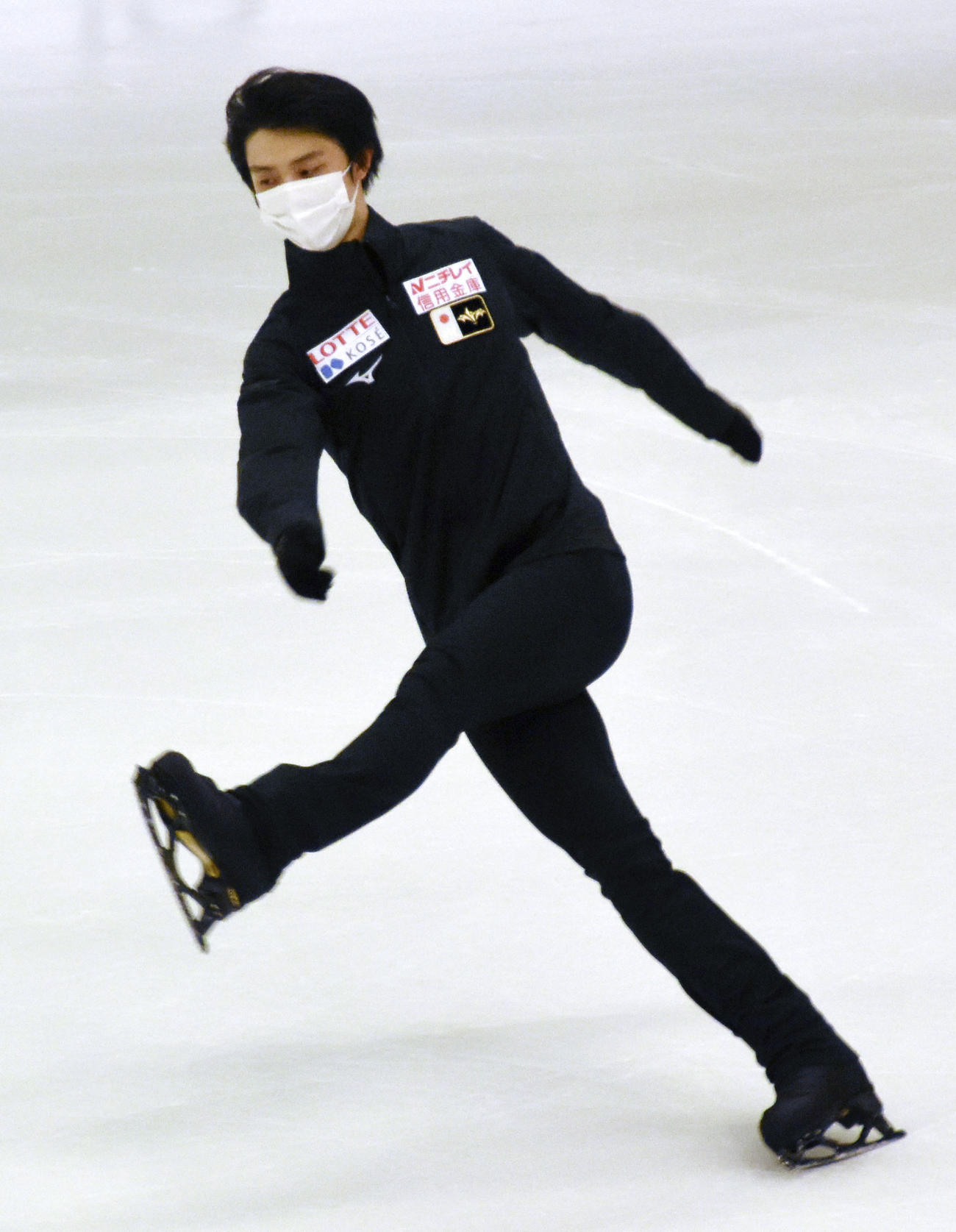 マスク姿で初練習に臨んだ羽生結弦（共同）