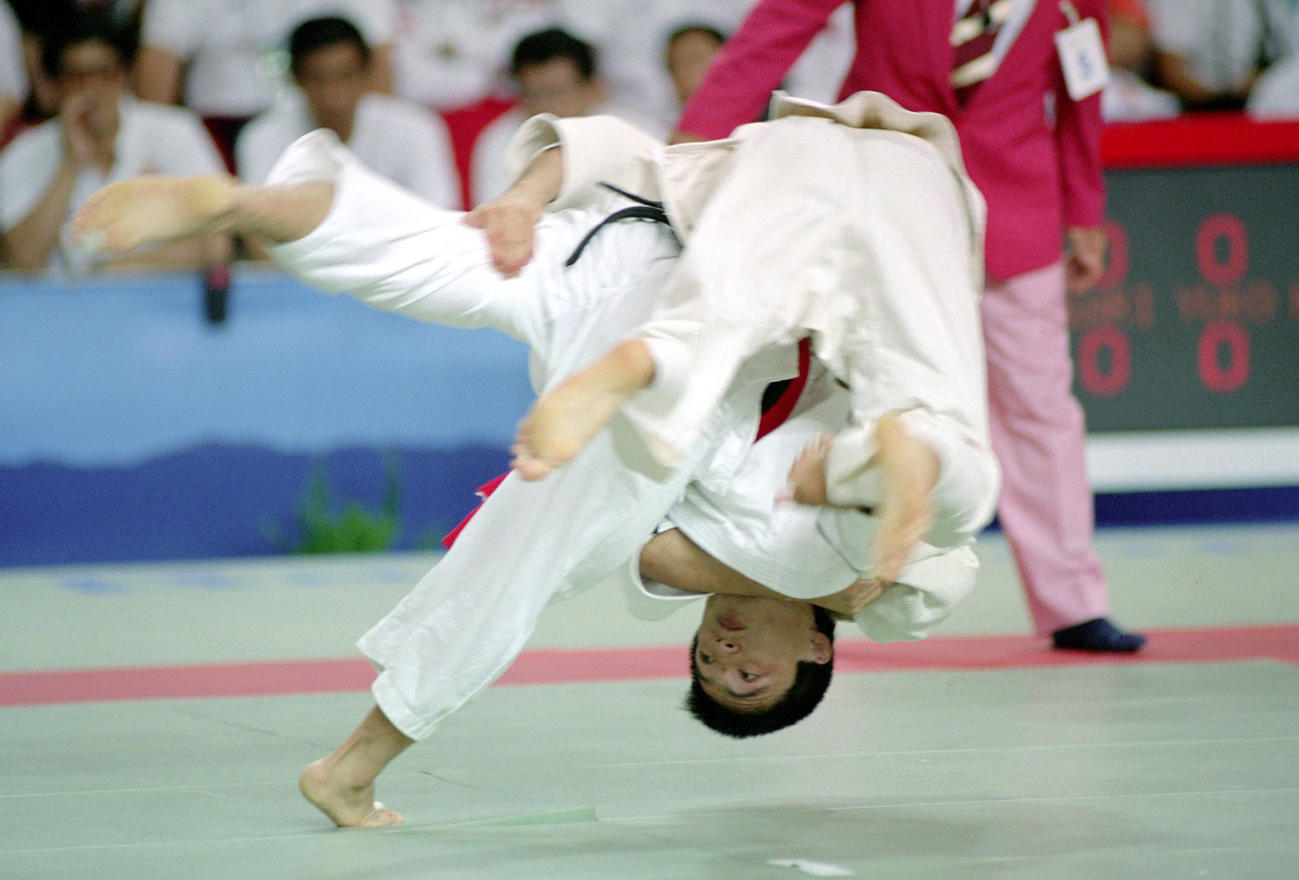 92年7月、バルセロナ五輪柔道男子71キロ級4回戦、プラハに一本背負いを決める古賀稔彦さん（下）