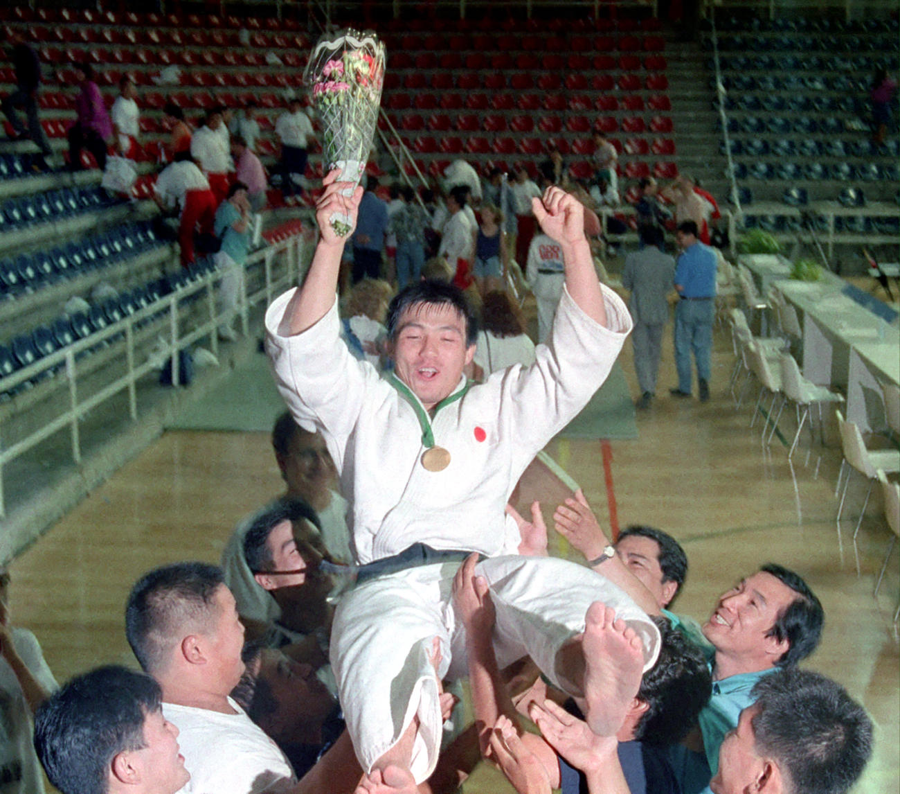 91年7月27日、柔道世界選手権男子71キロ級　2連覇を達成し胴上げされる古賀稔彦さん