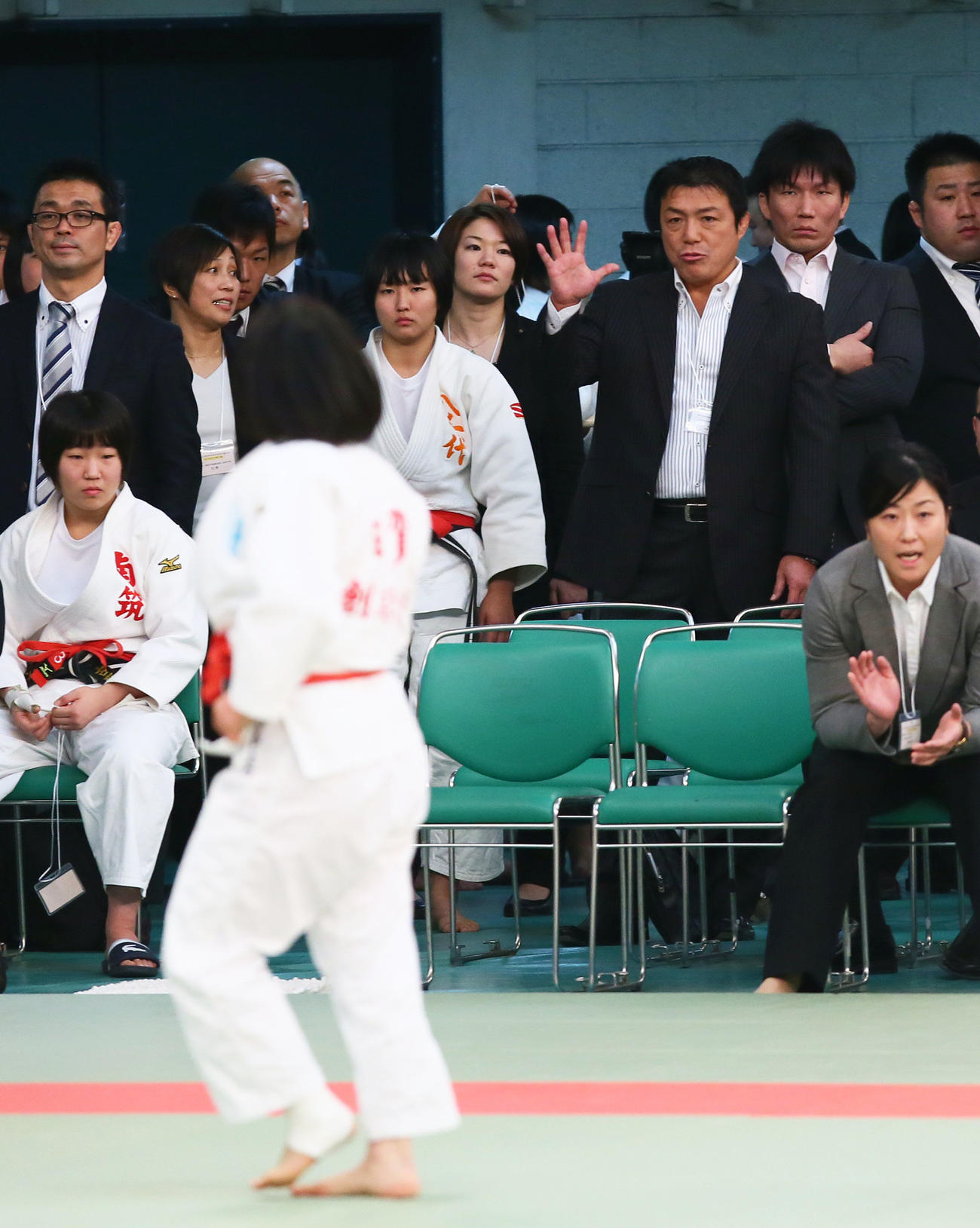 17年3月19日、第39回全国高校柔道選手権　第1日　女子個人57キロ級　試合中、古賀稔彦さん（後方右から3人目）は娘古賀ひより（手前）に声を掛ける