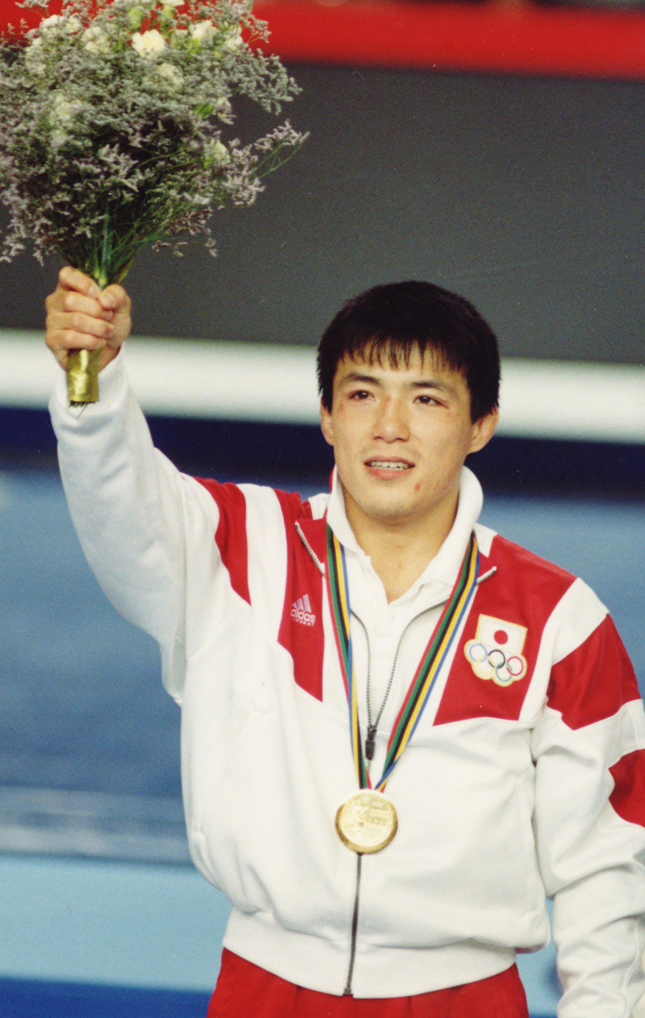 92年7月、バルセロナ五輪　柔道・男子71キロ級表彰式　金メダルを獲得し声援に応える古賀稔彦さん