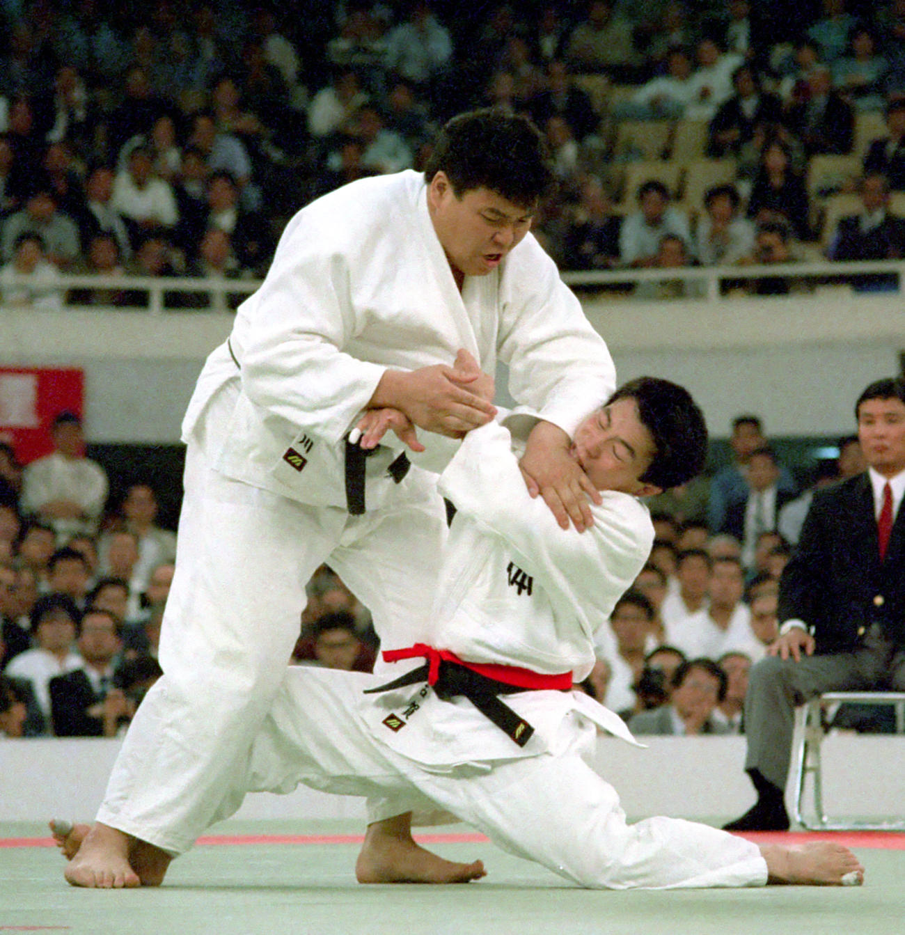 90年4月、全日本選手権決勝で小川直也（左）と対戦した古賀稔彦さん。小川は193センチ、130キロ、古賀さんは169センチ、76キロで2人の体重差は54キロだった