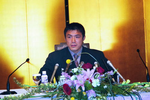 00年4月、現役引退会見を行った古賀稔彦さん