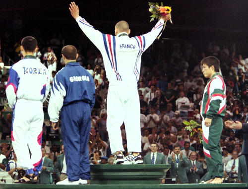 96年7月23日、アトランタ五輪柔道・男子78キロ級表彰式　準優勝の古賀稔彦さん（右）は喜ぶブーラ（右から2人目）の横でぼう然と立ちつくす