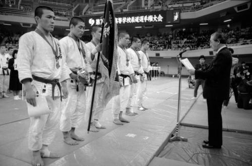 85年3月21日、第7回全国高校柔道選手権　初の高校柔道日本一に輝き表彰を受ける世田谷学園高、左端が副将を務め大活躍した2年の古賀稔彦さん