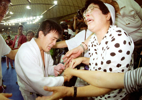92年7月、バルセロナ五輪　柔道・男子71キロ級　優勝し大泣きする古賀稔彦さん（右）と母親の愛子さん