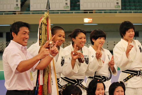 13年6月22日、柔道の全日本学生優勝大会で2連覇した環太平洋大。古賀稔彦総監督さん（左）と選手たち