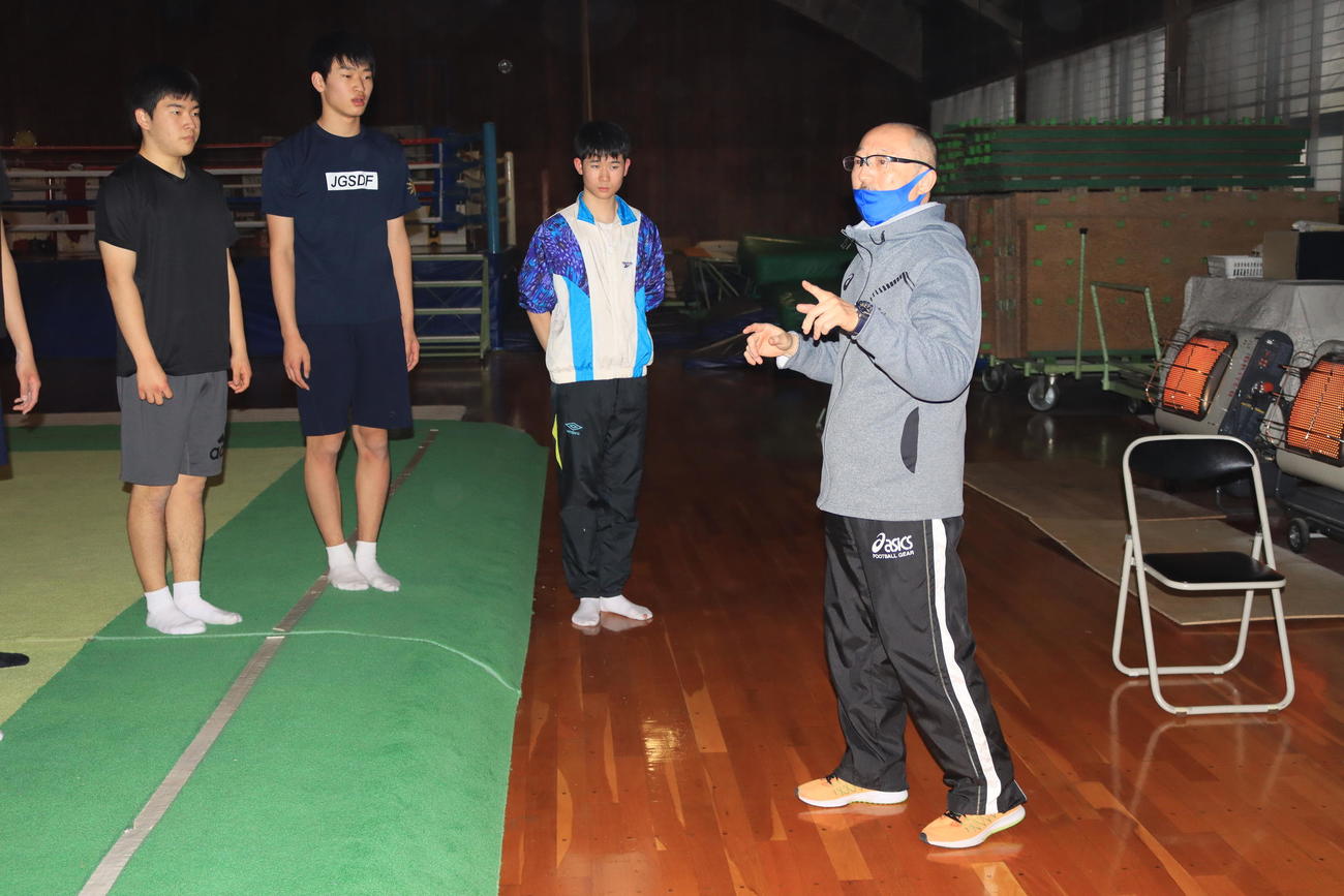 選手に指示を出す新体操男子の恵庭南・工藤監督（右端）（撮影・保坂果那）