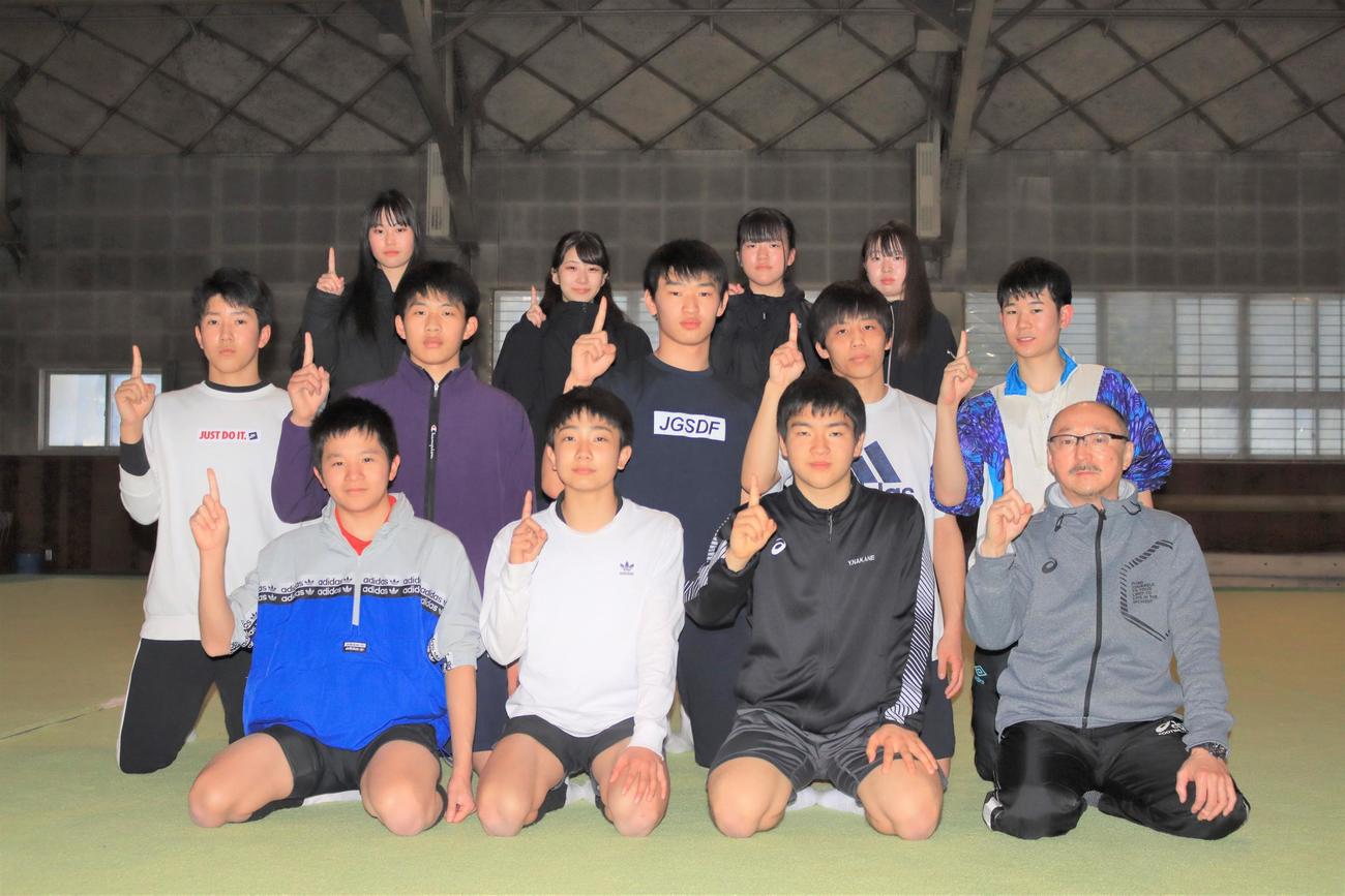 新体操男子の恵庭南の選手たち。前列右端は工藤監督（撮影・保坂果那）
