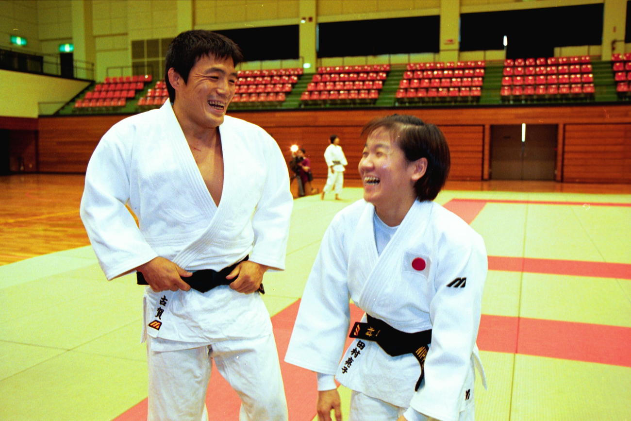 00年、女子柔道合宿で談笑する谷（田村）亮子さんと特別コーチの古賀稔彦氏