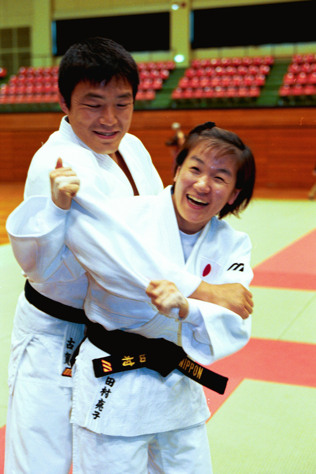 00年、古賀稔彦さんとリラックスしてポーズをきめる谷（田村）亮子さん