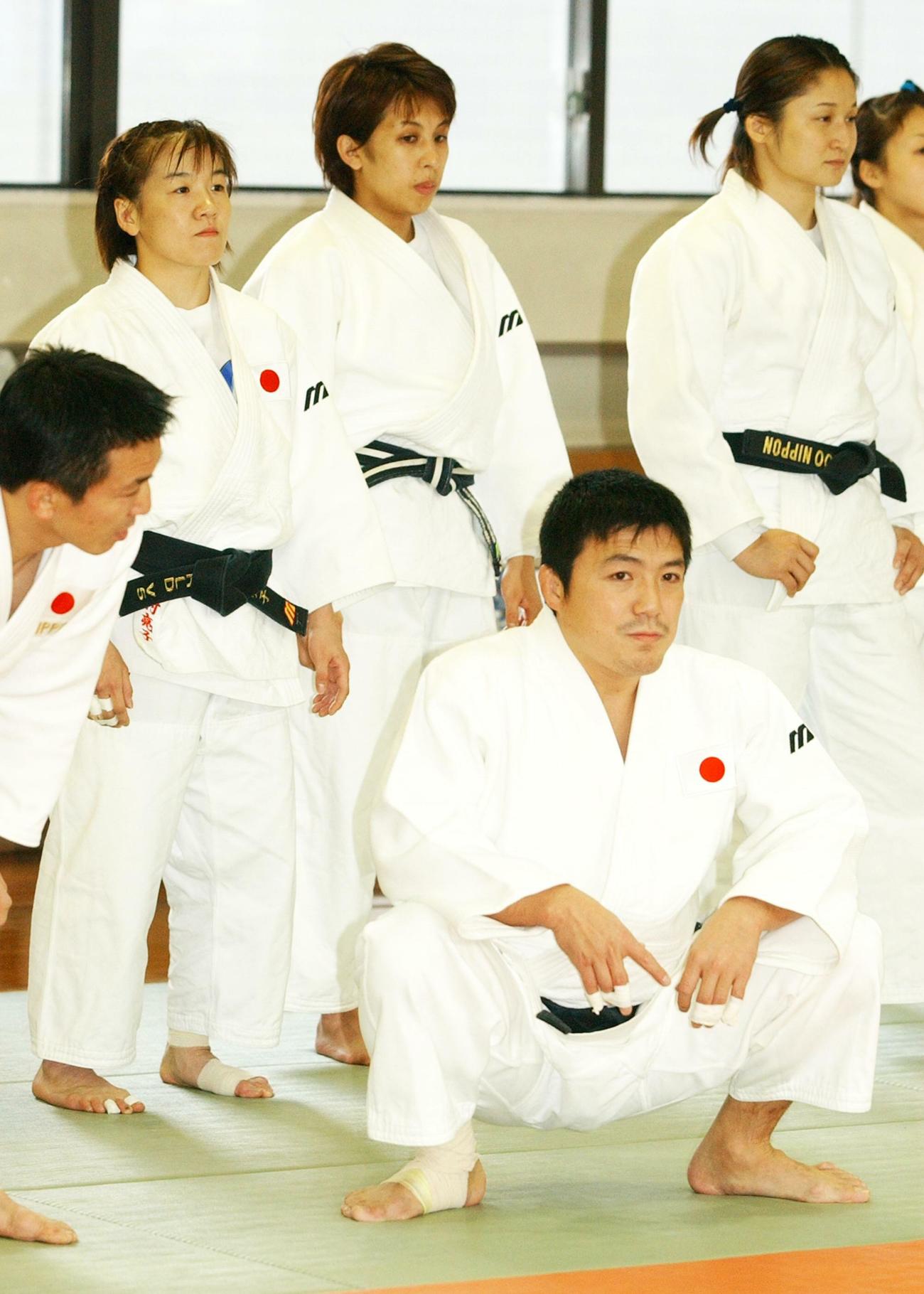 2002年、福岡国際女子柔道へ向けた公開練習に臨んだ谷（田村）亮子さん。前列右は古賀稔彦コーチ（2002年11月26日撮影）