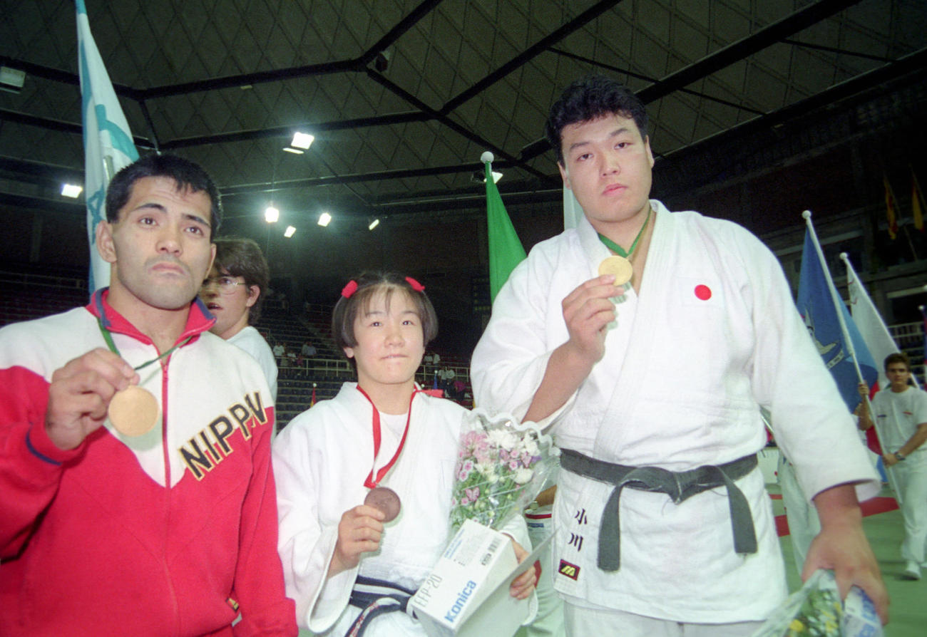 バルセロナ五輪前年の91年世界選手権男子60キロ級で金メダルを獲得した越野氏（左）。中央は女子48キロ級銅メダル田村亮子氏、右は男子無差別級金メダル小川直也氏