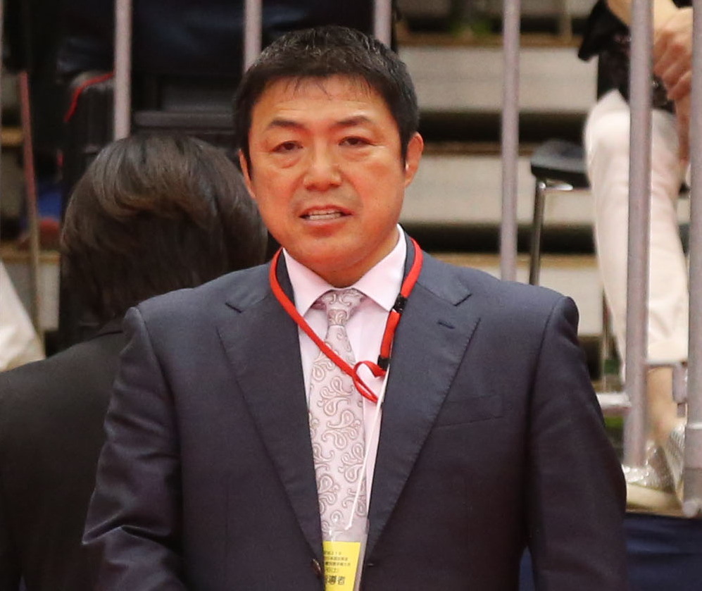 試合を見る古賀稔彦氏（2019年4月6日撮影）