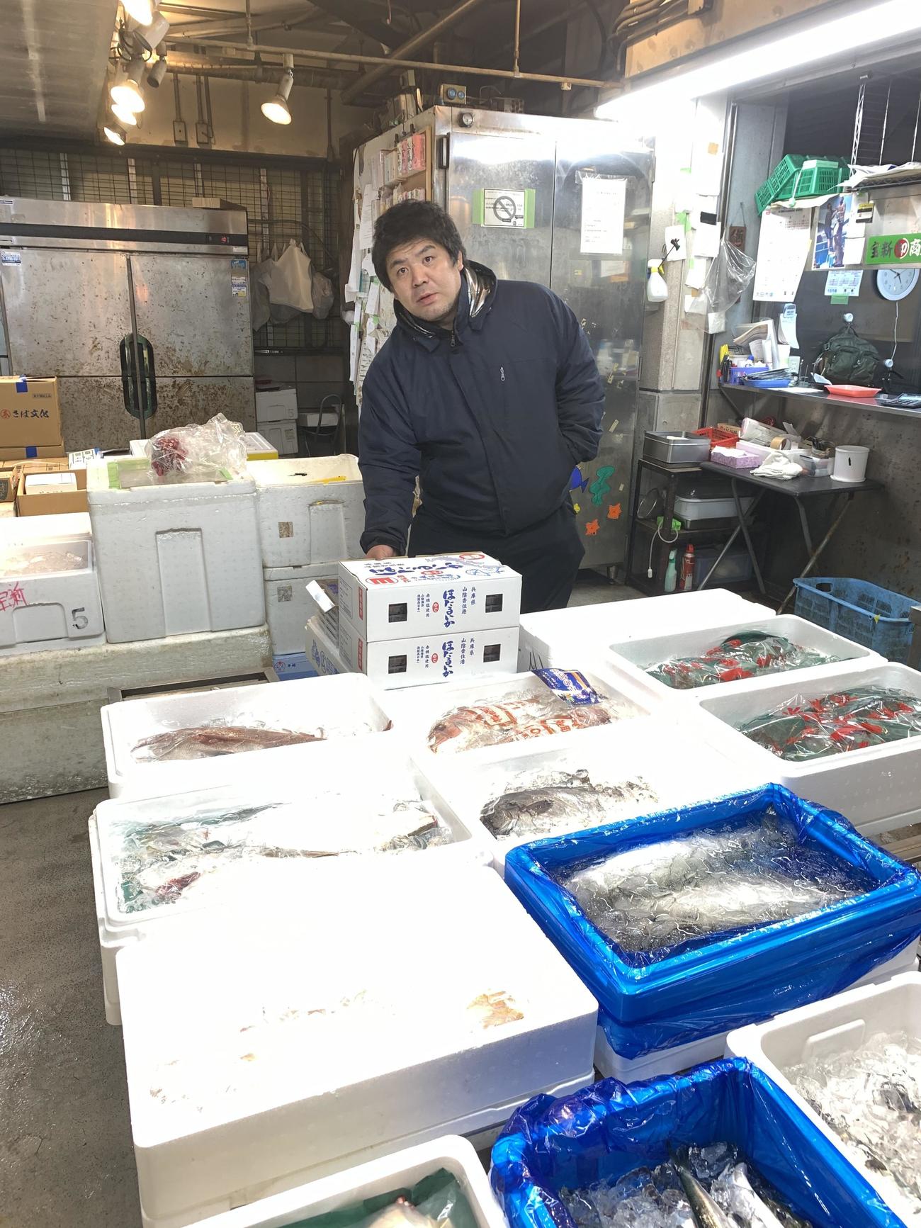 大治水産で仕事に励む泉浩氏（大治水産提供）