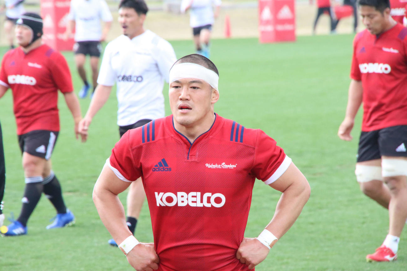 調整を行う神戸製鋼・フランカー前川（撮影・南谷竜則）＝2021年3月25日、灘浜グラウンド