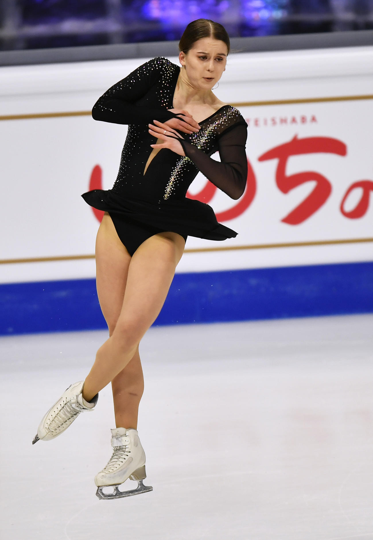 女子フリー　演技するアリーナ・ウルシャゼ（AP）
