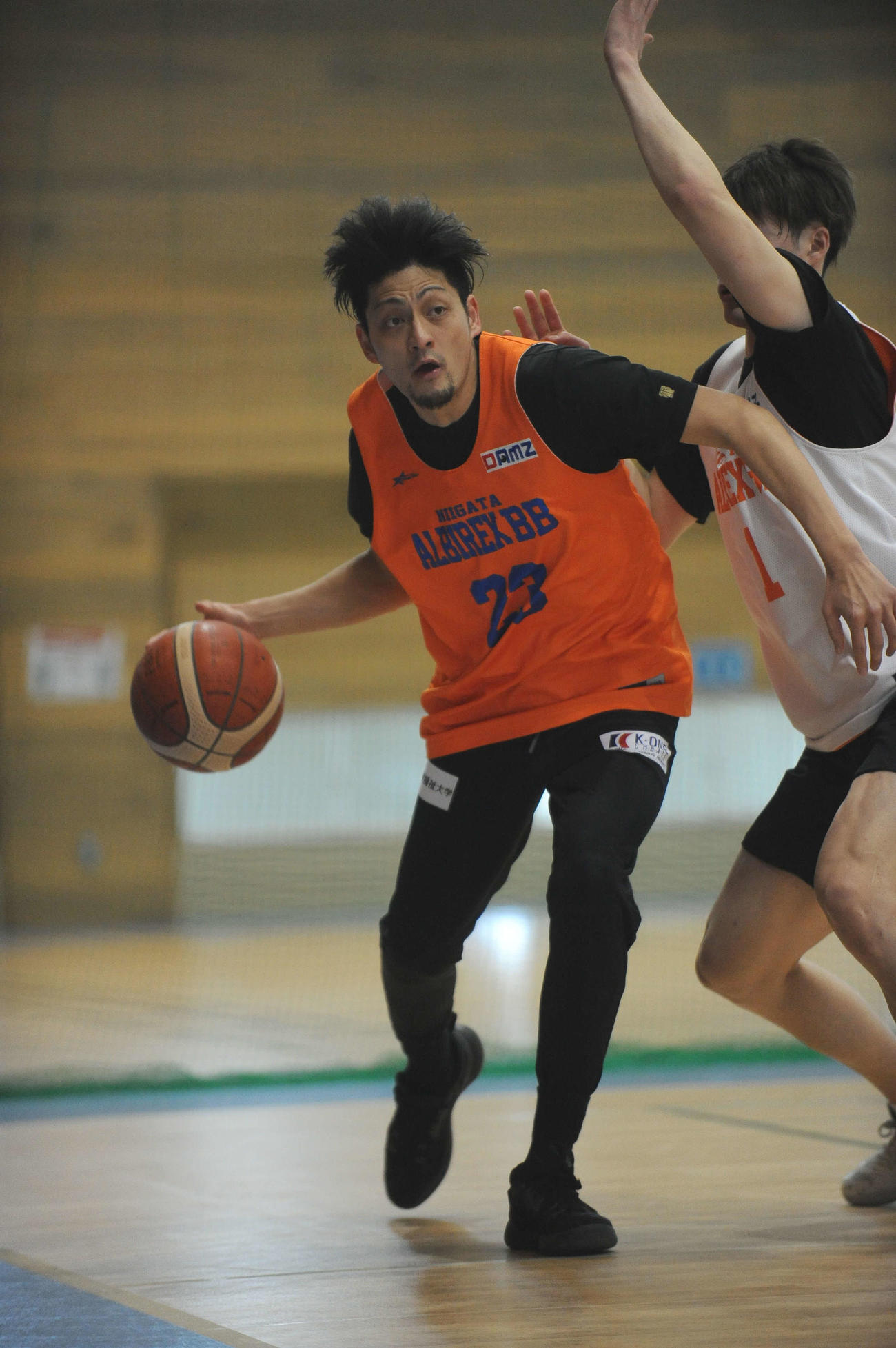 古巣の島根戦勝利を目指す佐藤（左）