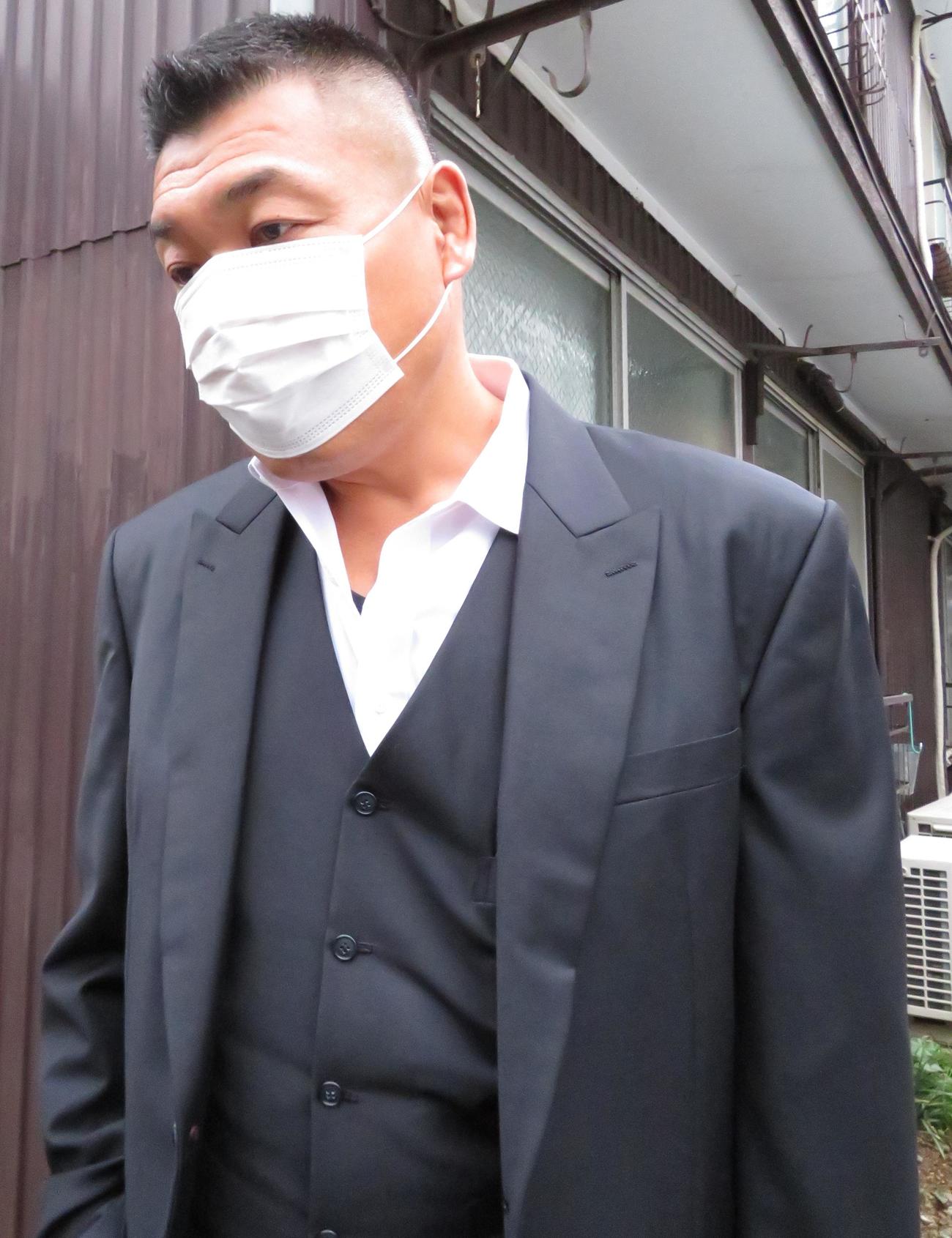 取材に応じる小川直也氏（撮影・峯岸佑樹）