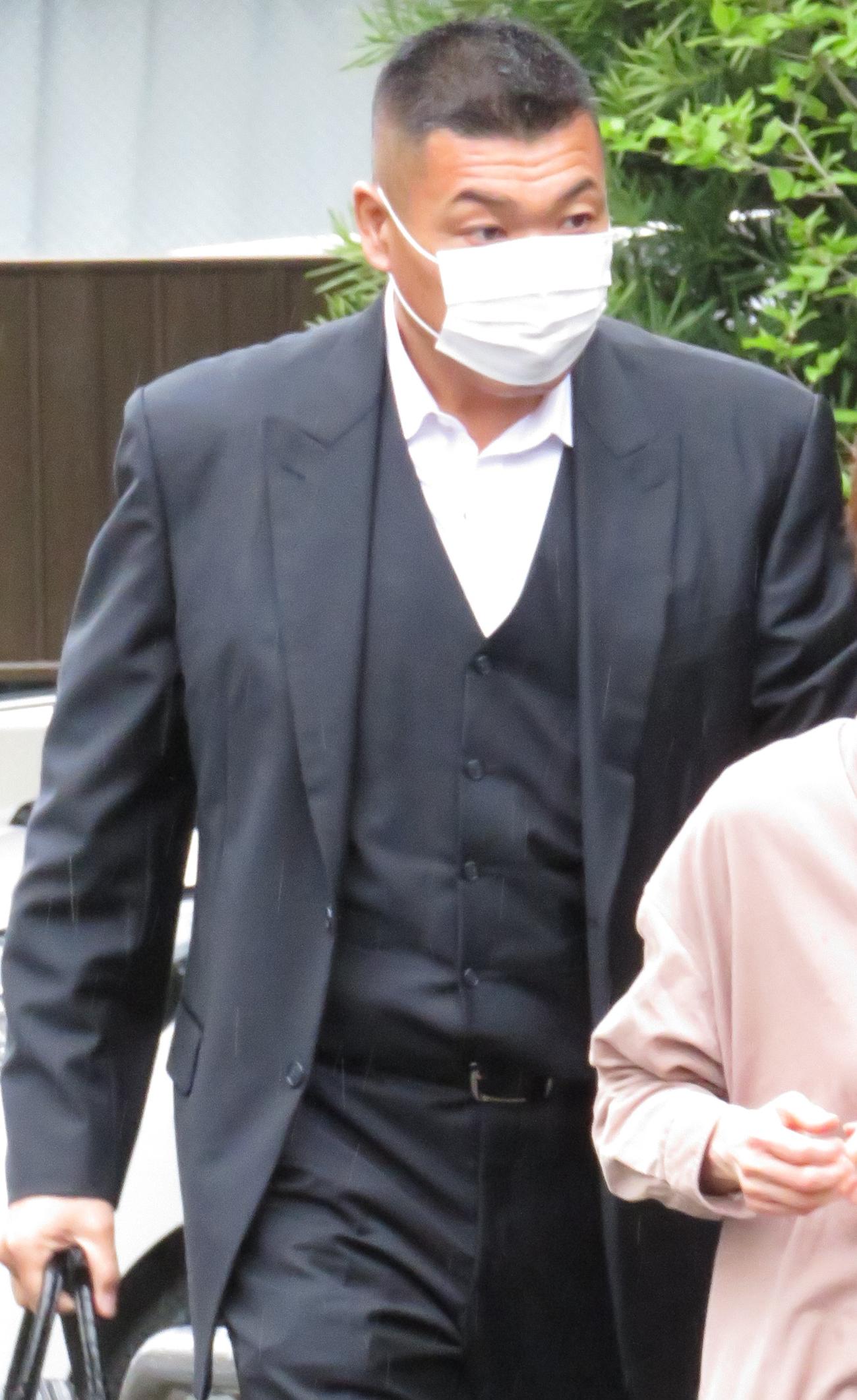古賀稔彦さんの自宅を訪れた小川直也氏（撮影・峯岸佑樹）