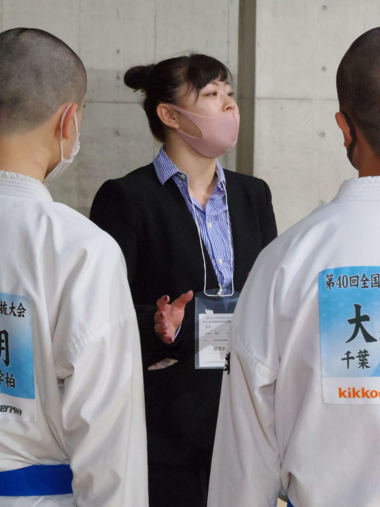 試合後、母校の高校生選手に助言を送る空手の植草（撮影・奥岡幹浩）