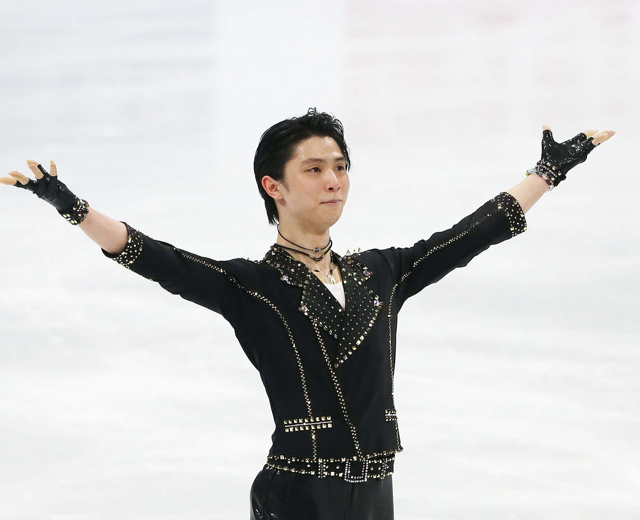 25日、男子SPの演技を終えてあいさつする羽生結弦（撮影・PNP）