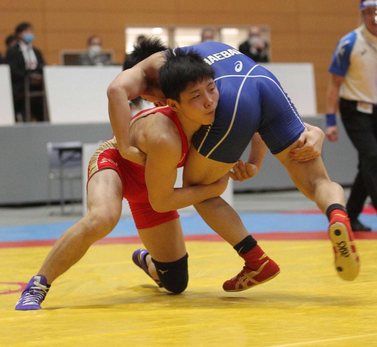 60キロ級準々決勝　果敢に攻撃する本名