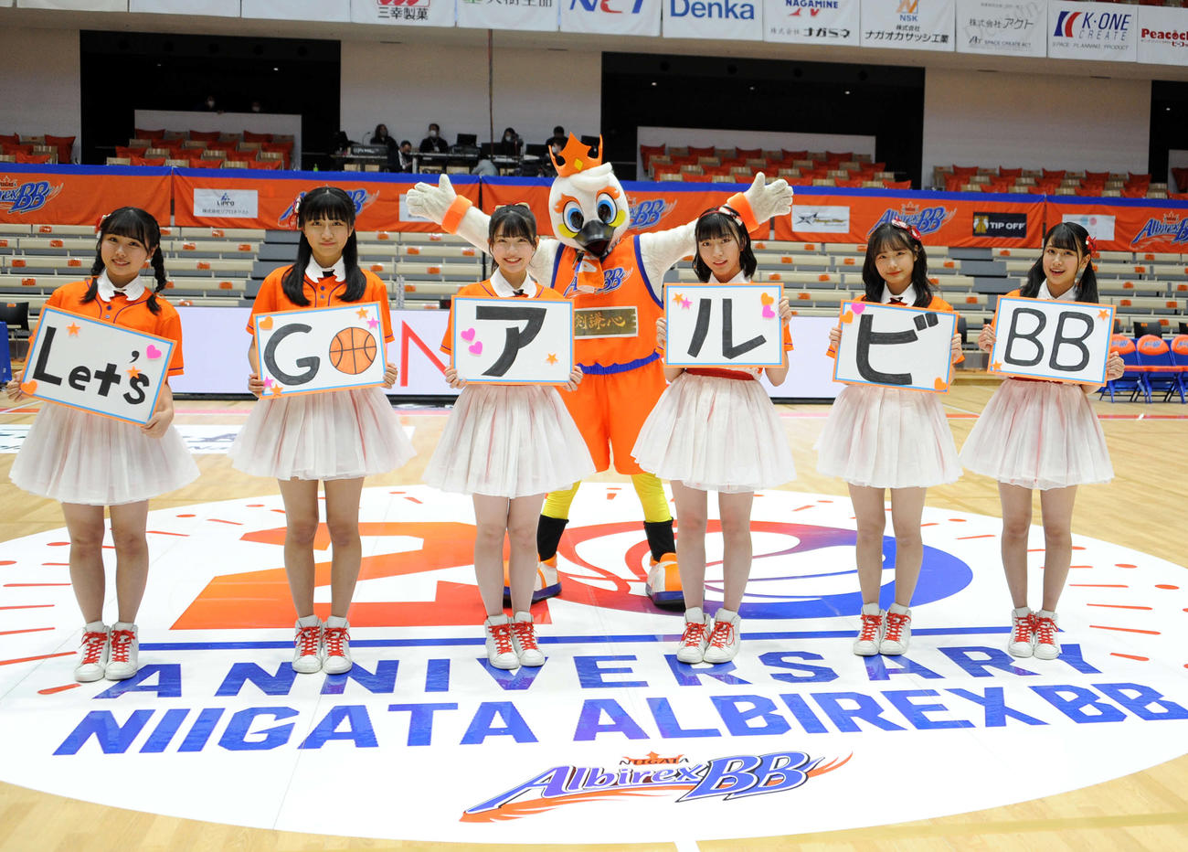 ミニライブを行ったNGT48のメンバー。左から古舘葵、小見山沙空、小越春花、寺田陽菜、諸橋姫向、富永夢有（撮影・斎藤慎一郎）