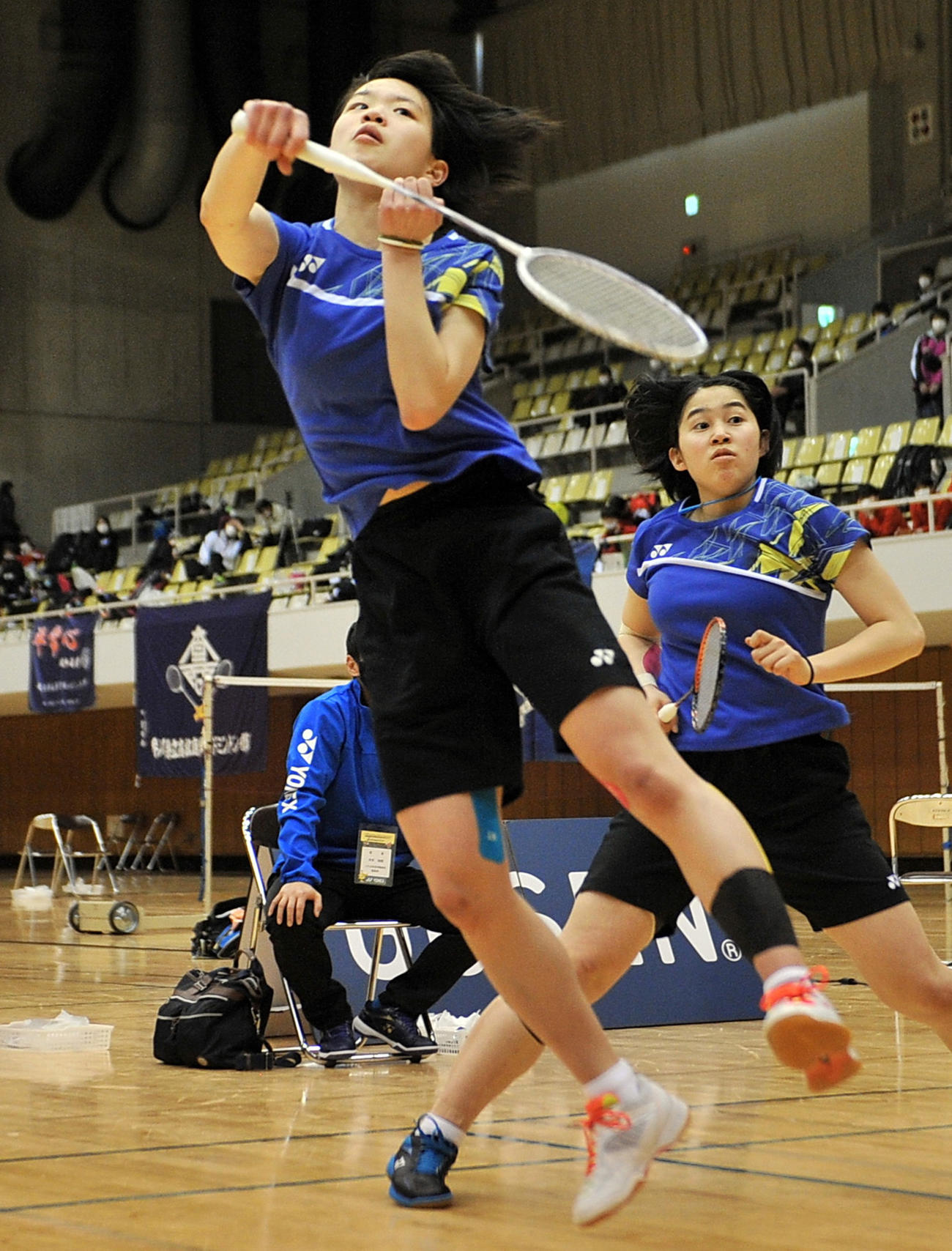 ダブルスでプレーするふたば未来学園・杉山主将（手前）と田部ペア