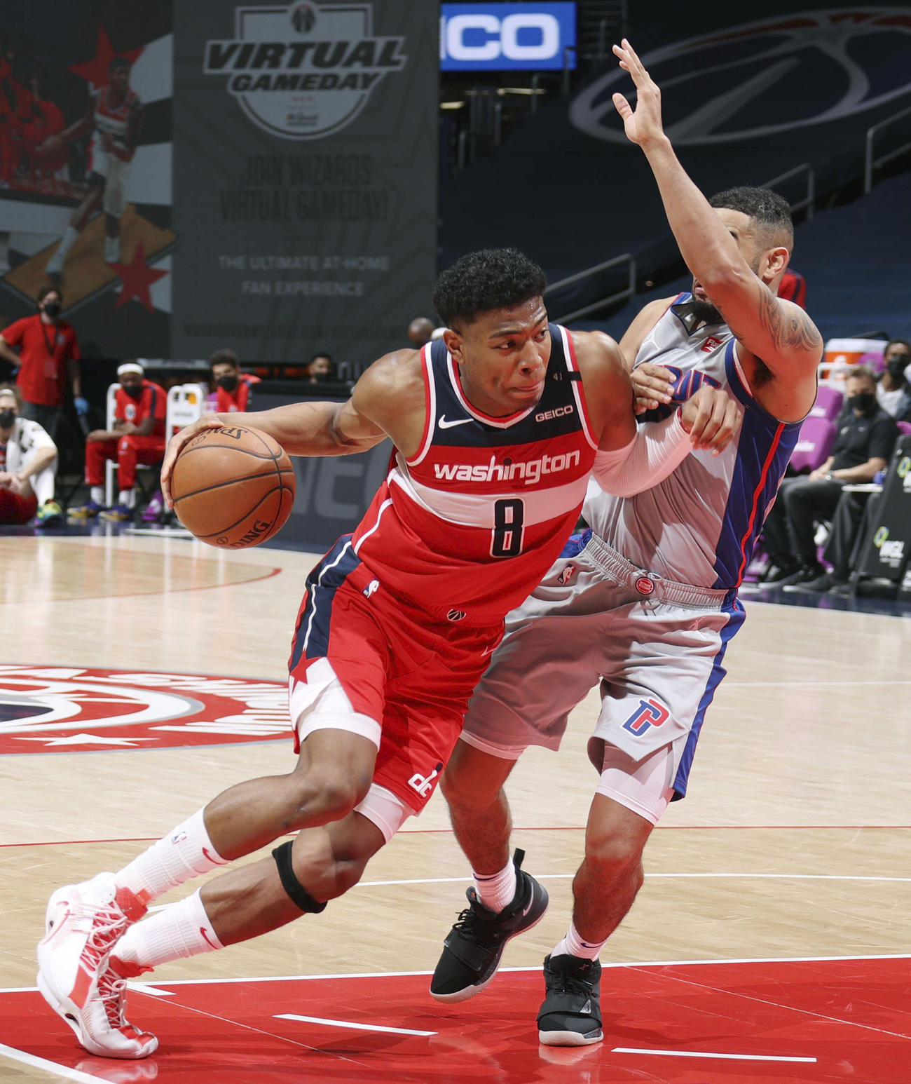 ピストンズ戦でドリブルで攻め込むウィザーズの八村（左）＝ワシントン（NBAE提供・ゲッティ＝共同）