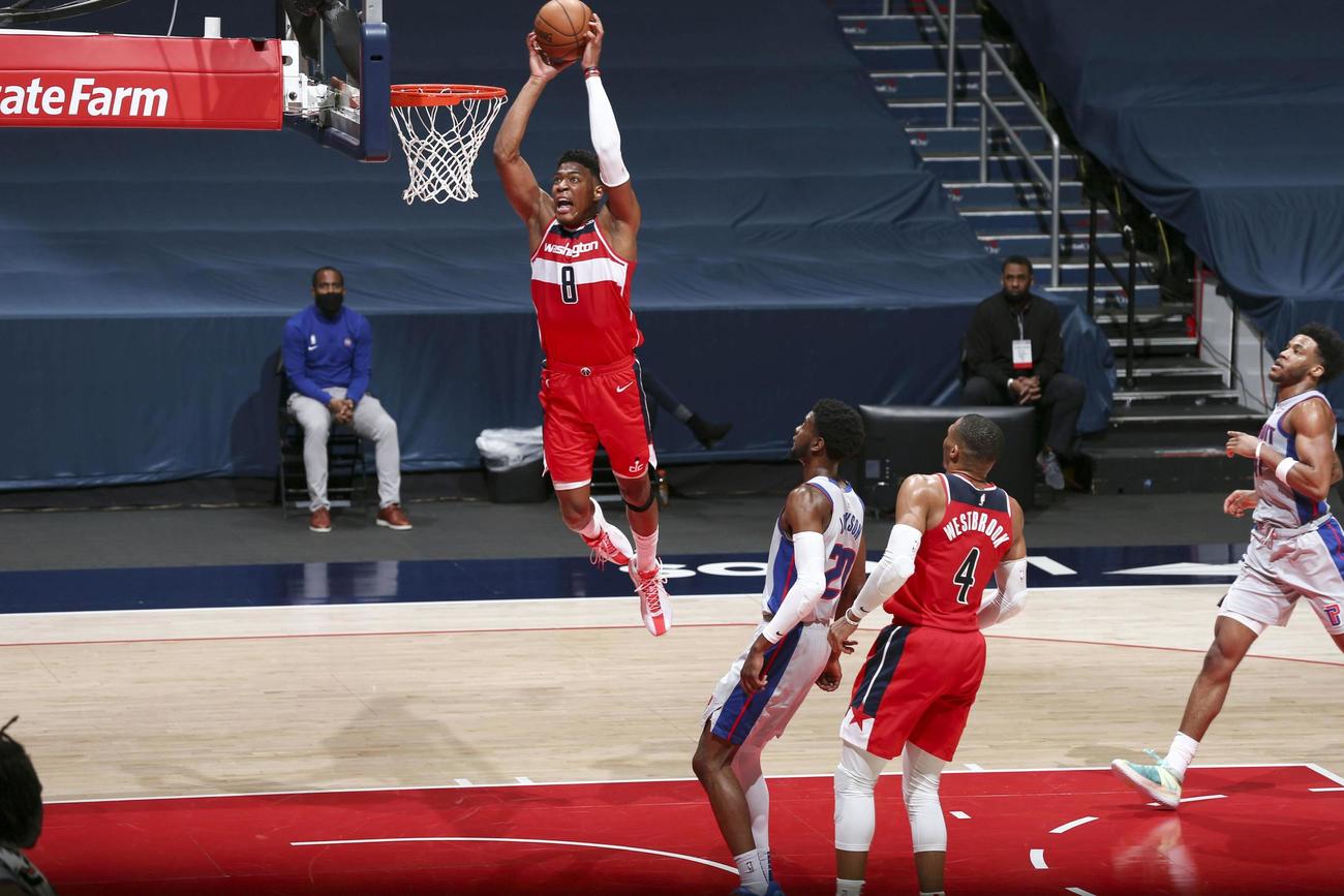 ピストンズ戦でダンクシュートを決めるウィザーズの八村（左）＝ワシントン（NBAE提供・ゲッティ＝共同）