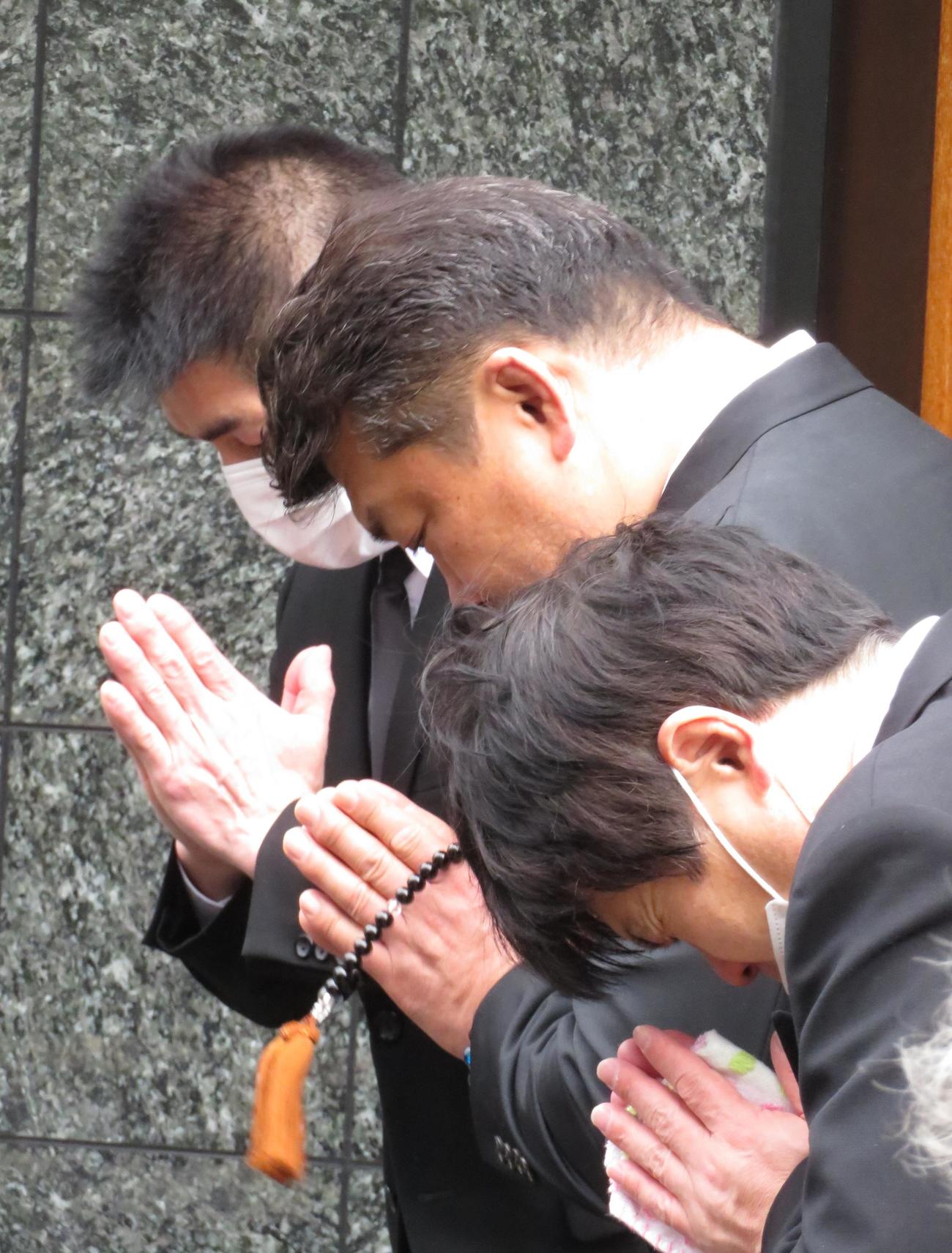 合掌する吉田秀彦氏（中央）ら（撮影・峯岸佑樹）