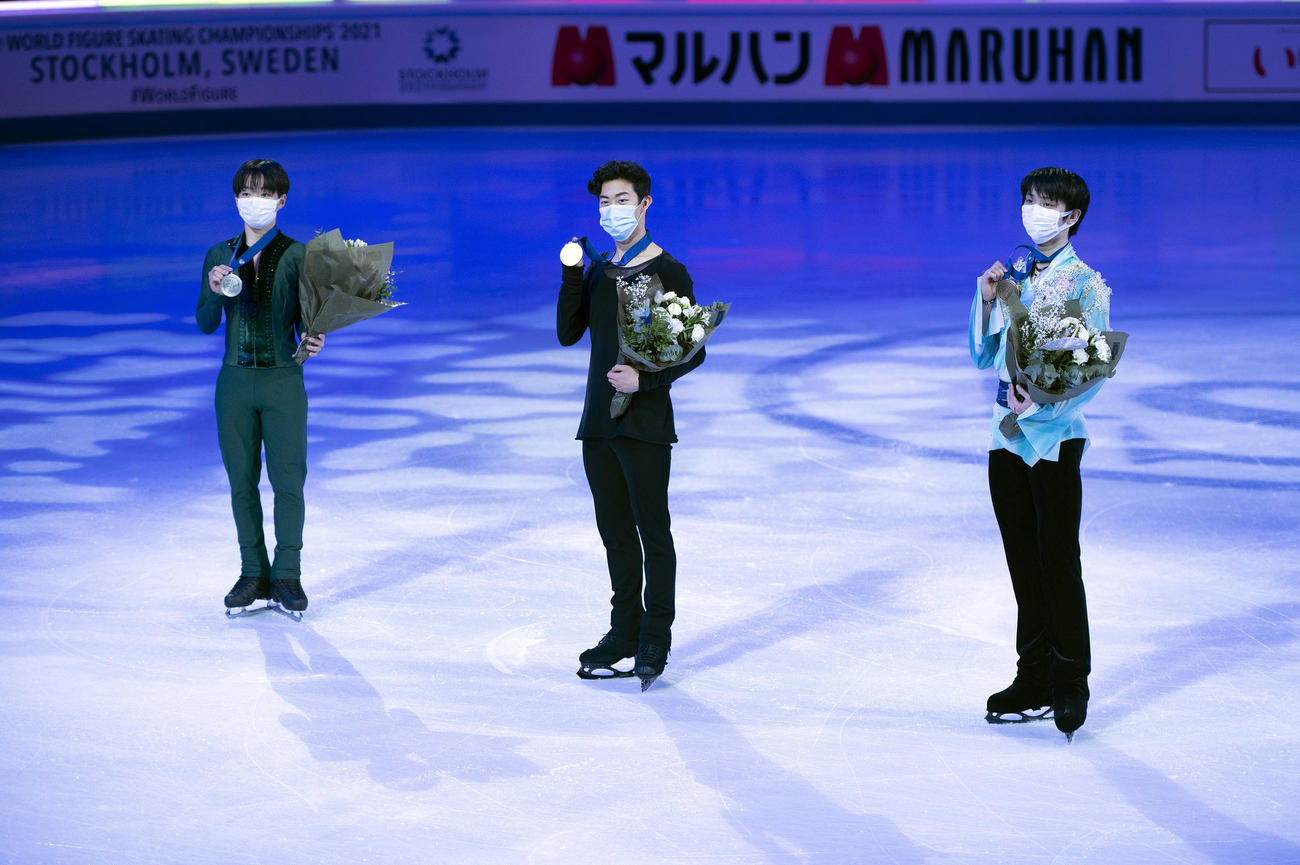 27日、表彰式で記念撮影に納まる、左から2位の鍵山、優勝のネーサン・チェン、3位の羽生（撮影・PNP）