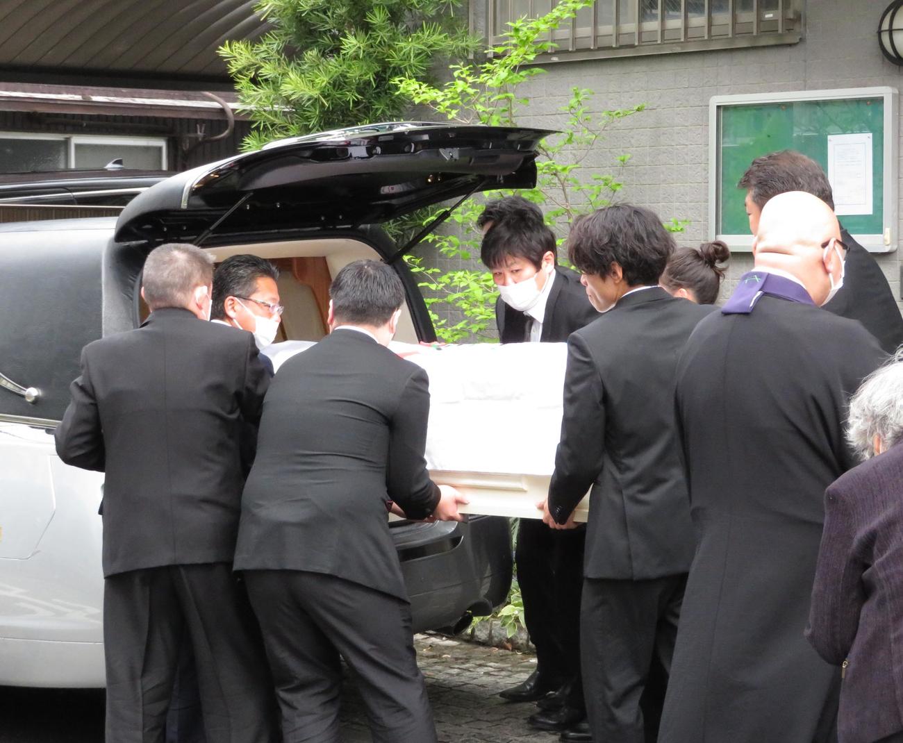 古賀稔彦さんの遺体を霊きゅう車に納める古賀さんの子供や吉田秀彦氏ら（撮影・峯岸佑樹）