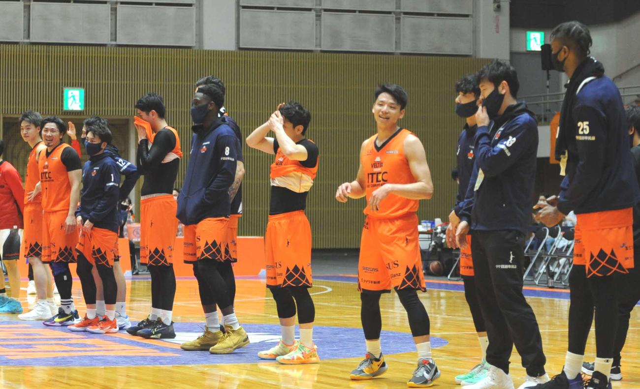 試合後に笑顔を見せるベルテックス静岡の選手たち